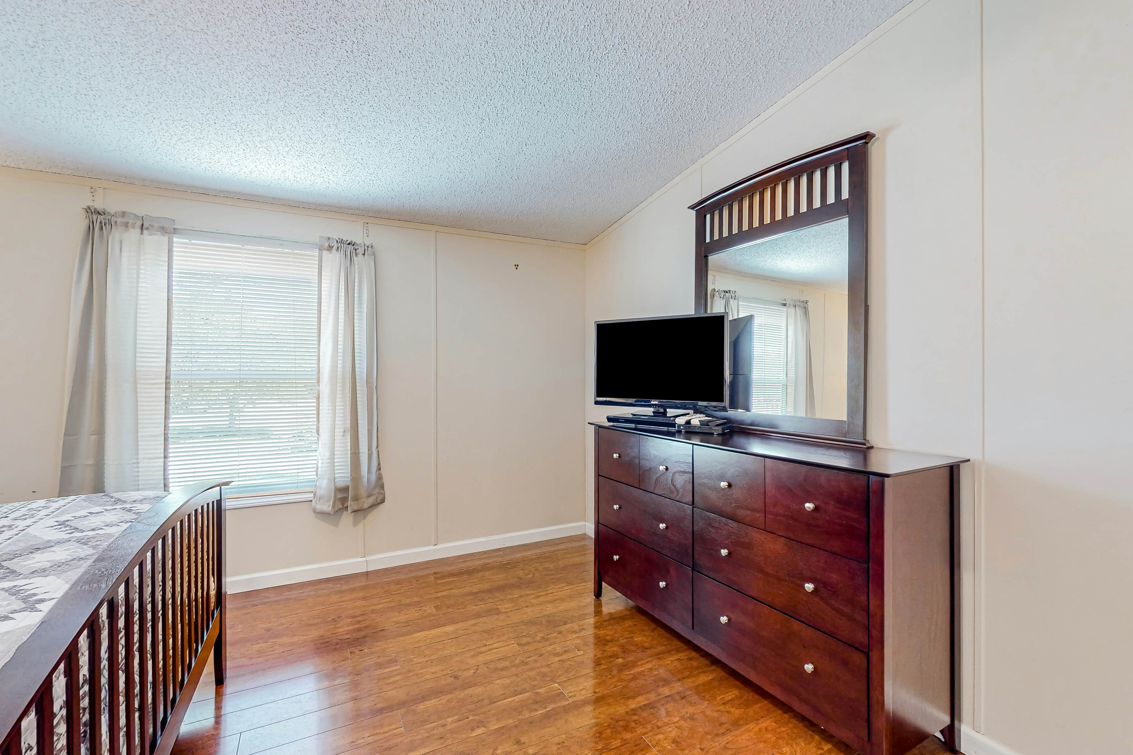 Riverfront Stay, Sleeps 6・Deck・Firepit・Water View