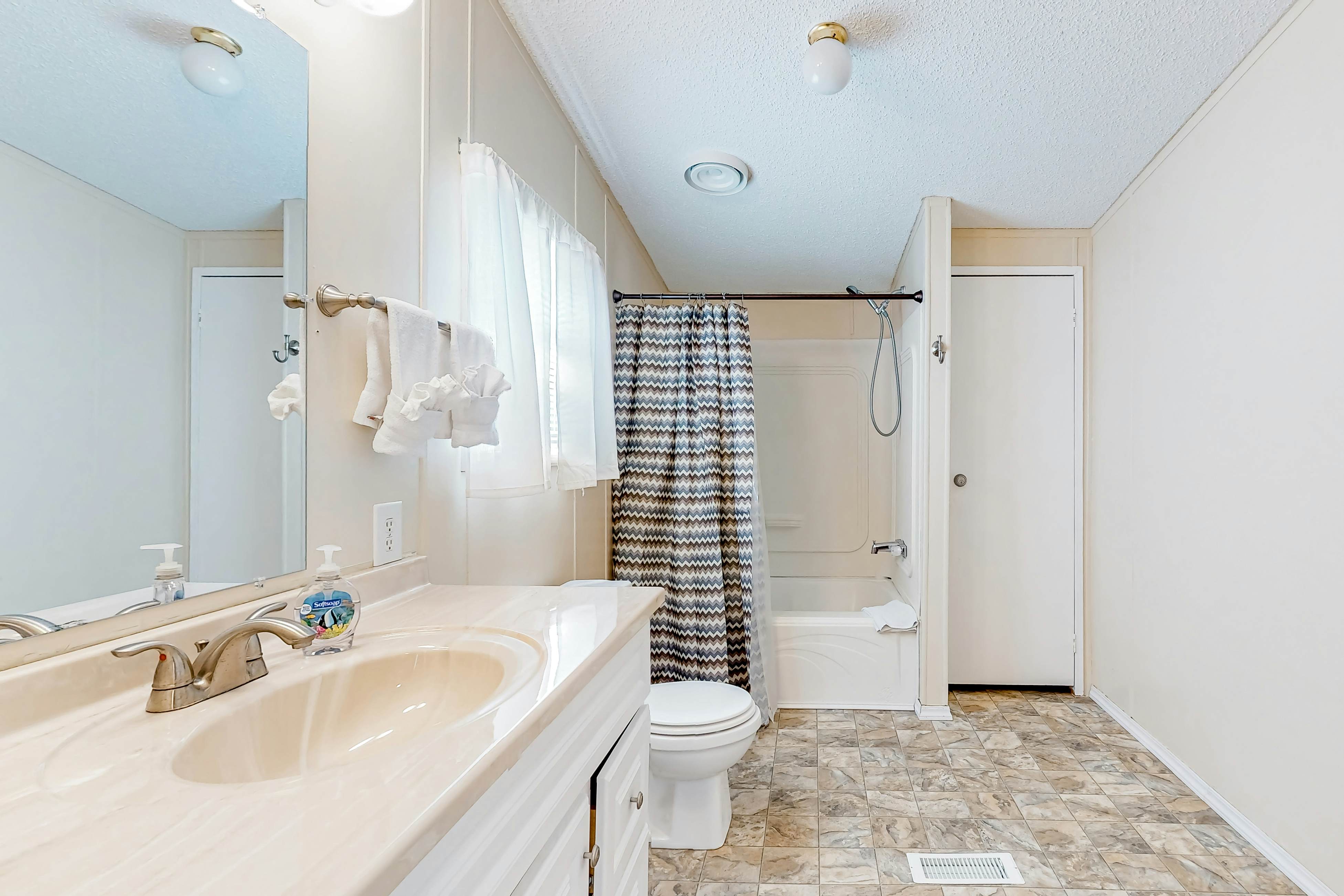 Riverfront Stay, Sleeps 6・Deck・Firepit・Water View