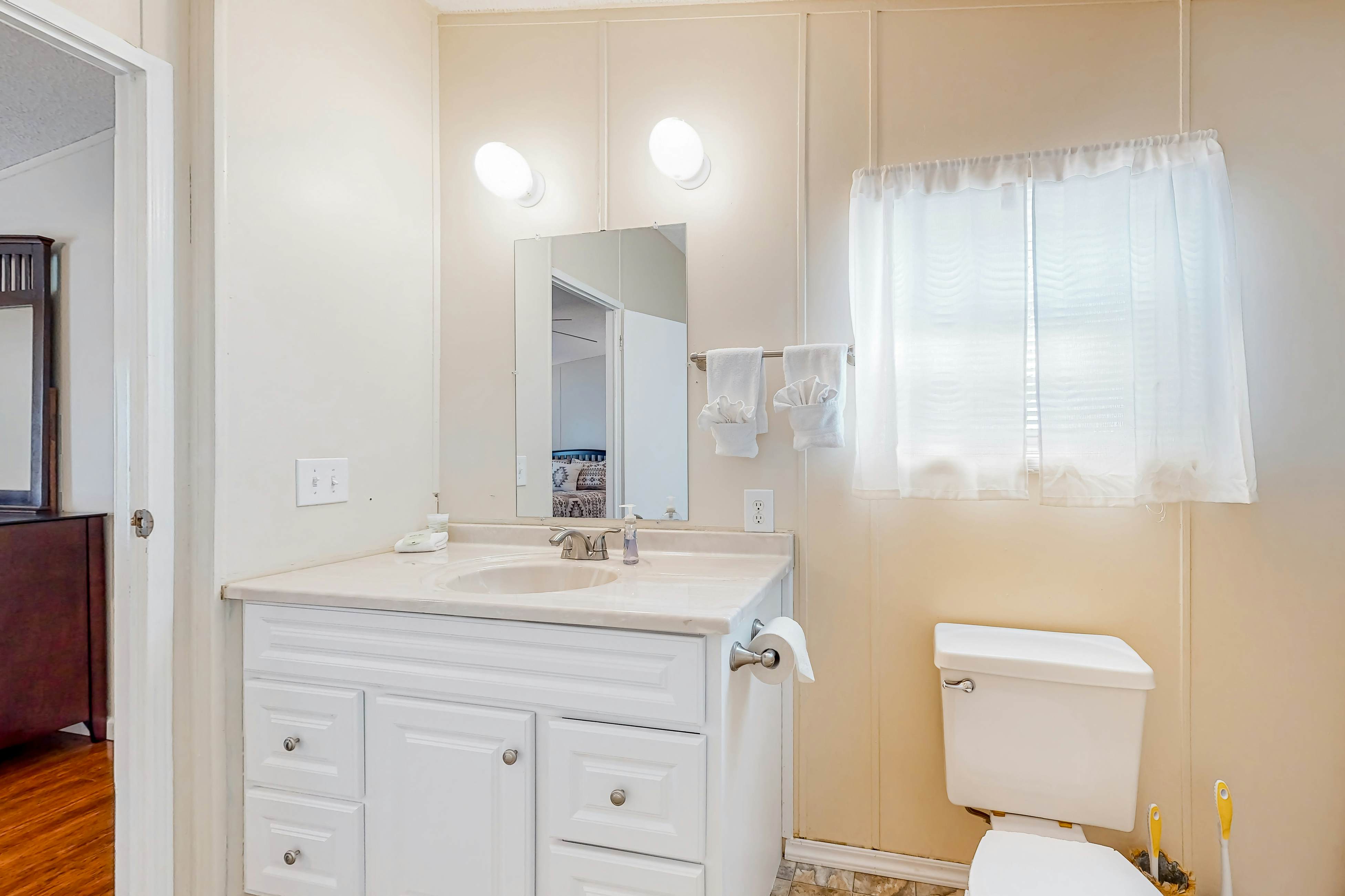 Riverfront Stay, Sleeps 6・Deck・Firepit・Water View