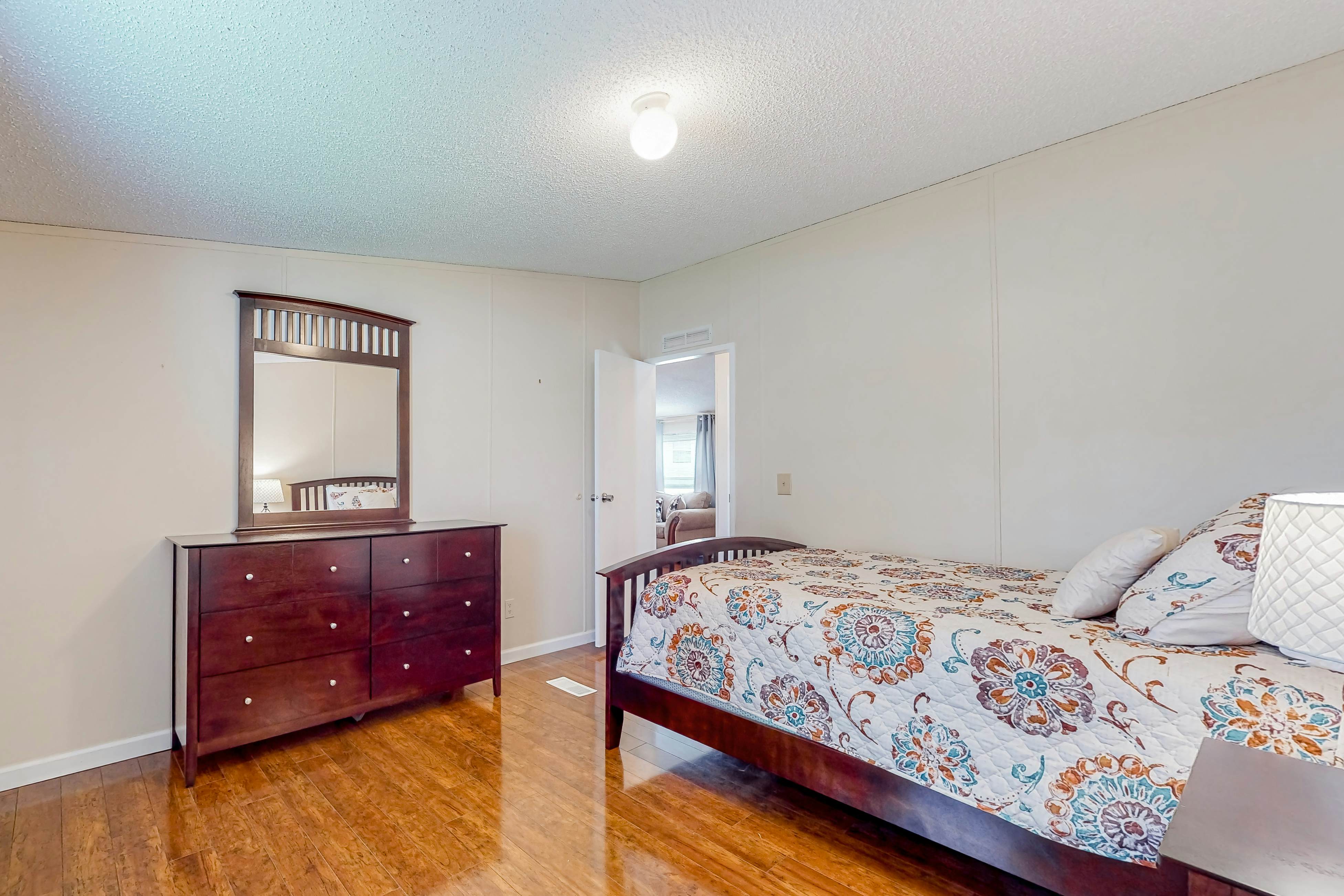 Riverfront Stay, Sleeps 6・Deck・Firepit・Water View