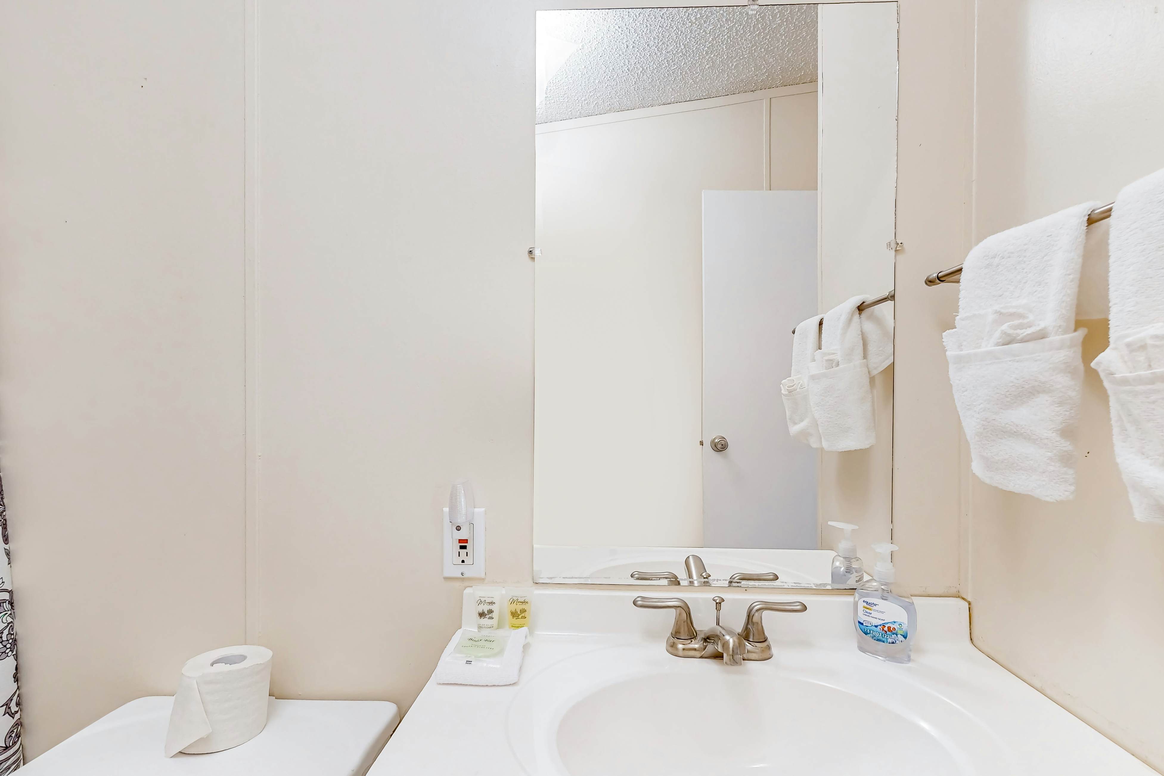 Riverfront Stay, Sleeps 6・Deck・Firepit・Water View