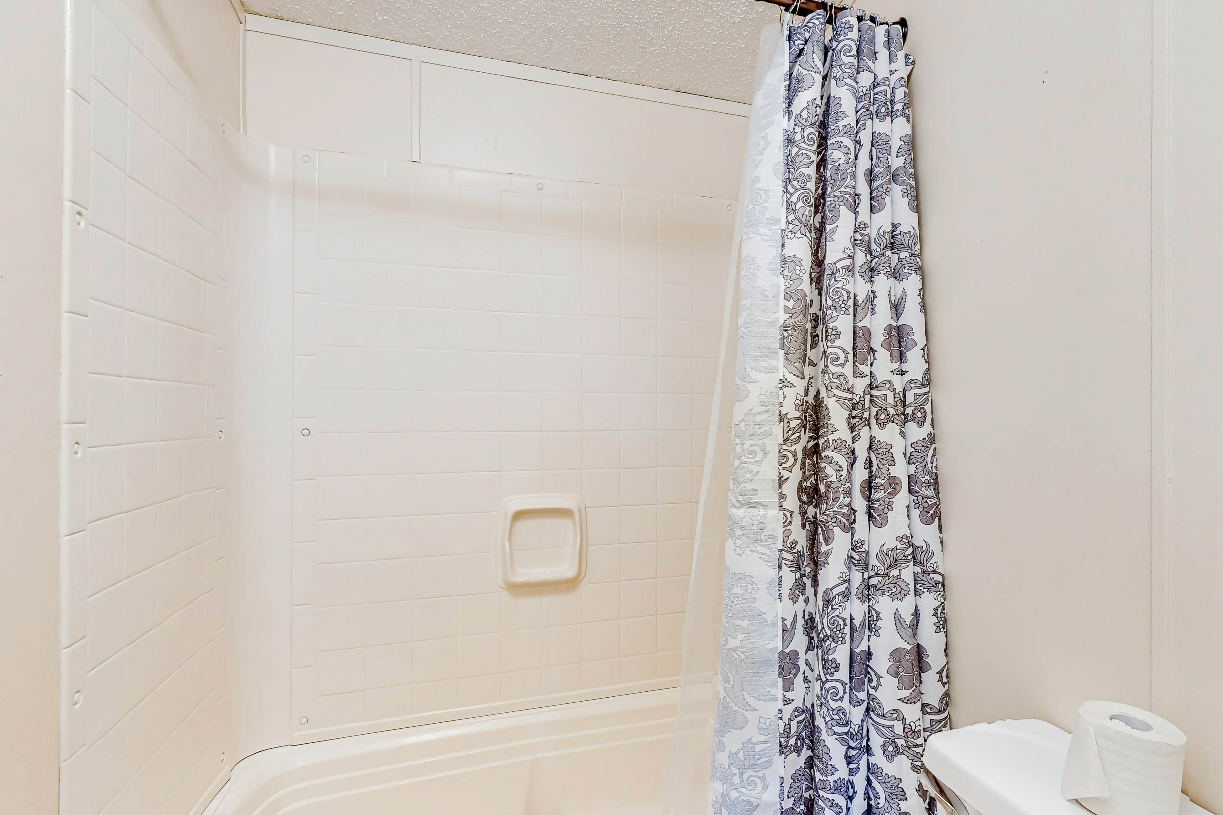 Riverfront Stay, Sleeps 6・Deck・Firepit・Water View