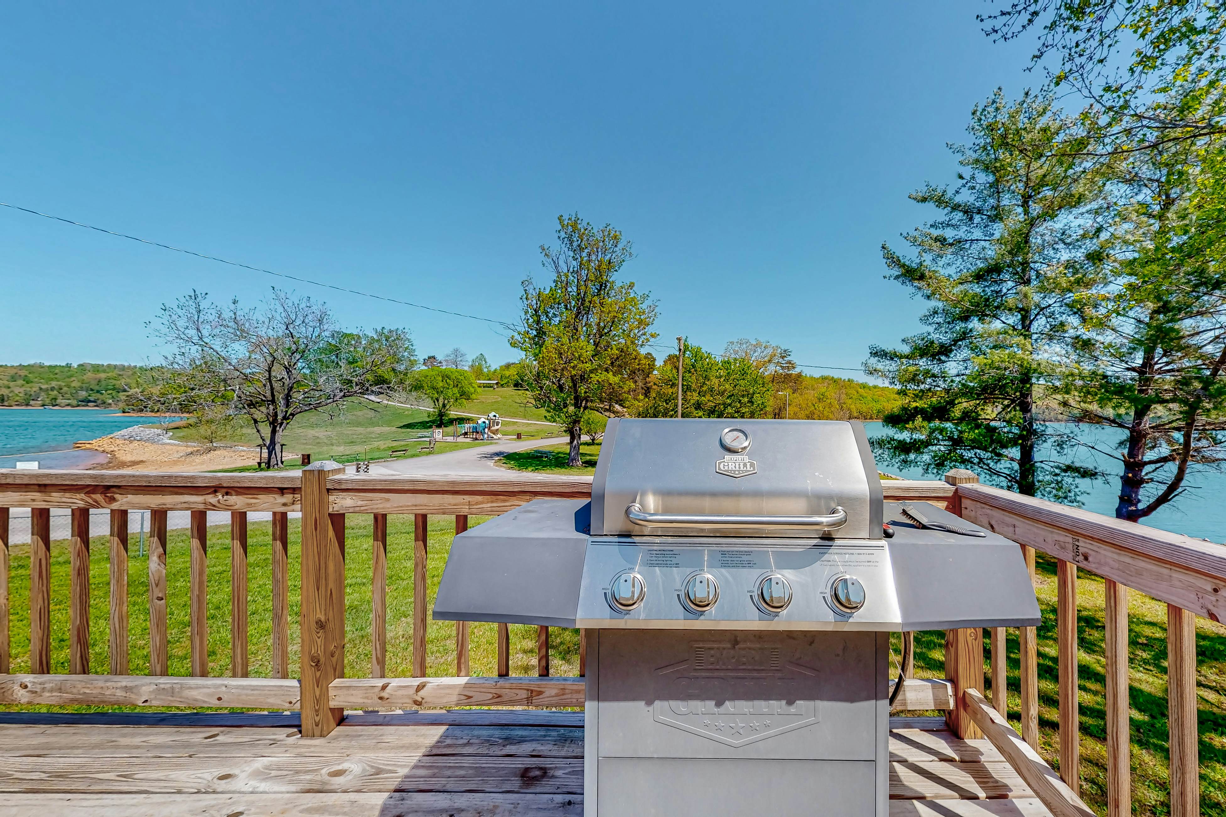 Riverfront Stay, Sleeps 6・Deck・Firepit・Water View