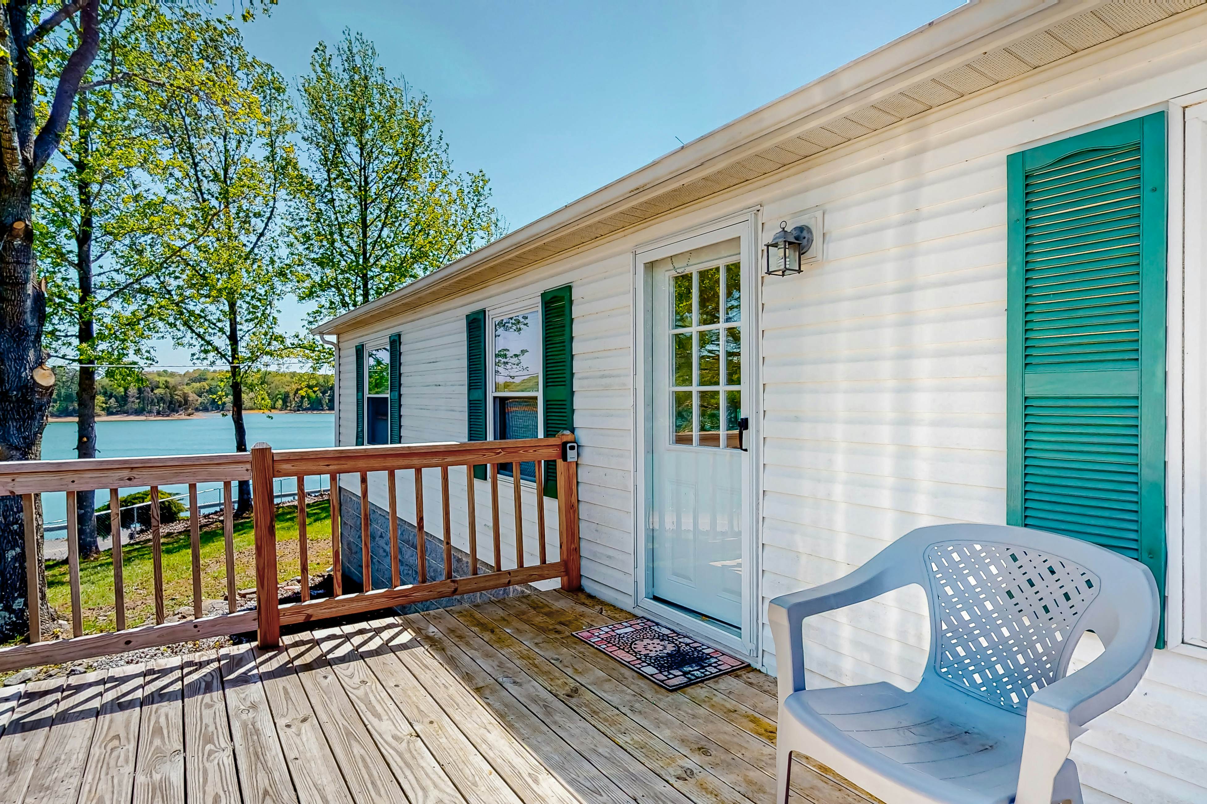 Riverfront Stay, Sleeps 6・Deck・Firepit・Water View