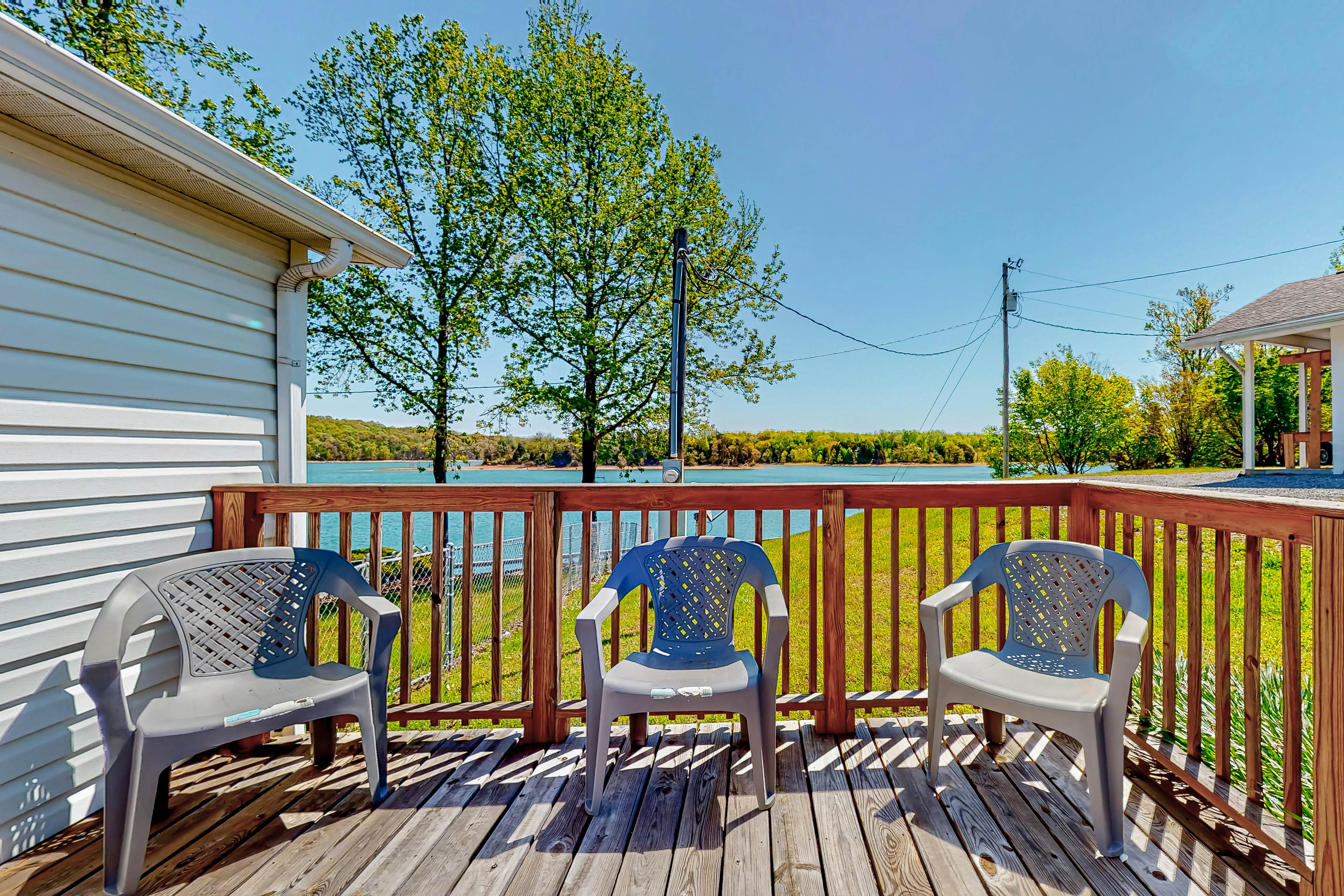 Riverfront Stay, Sleeps 6・Deck・Firepit・Water View