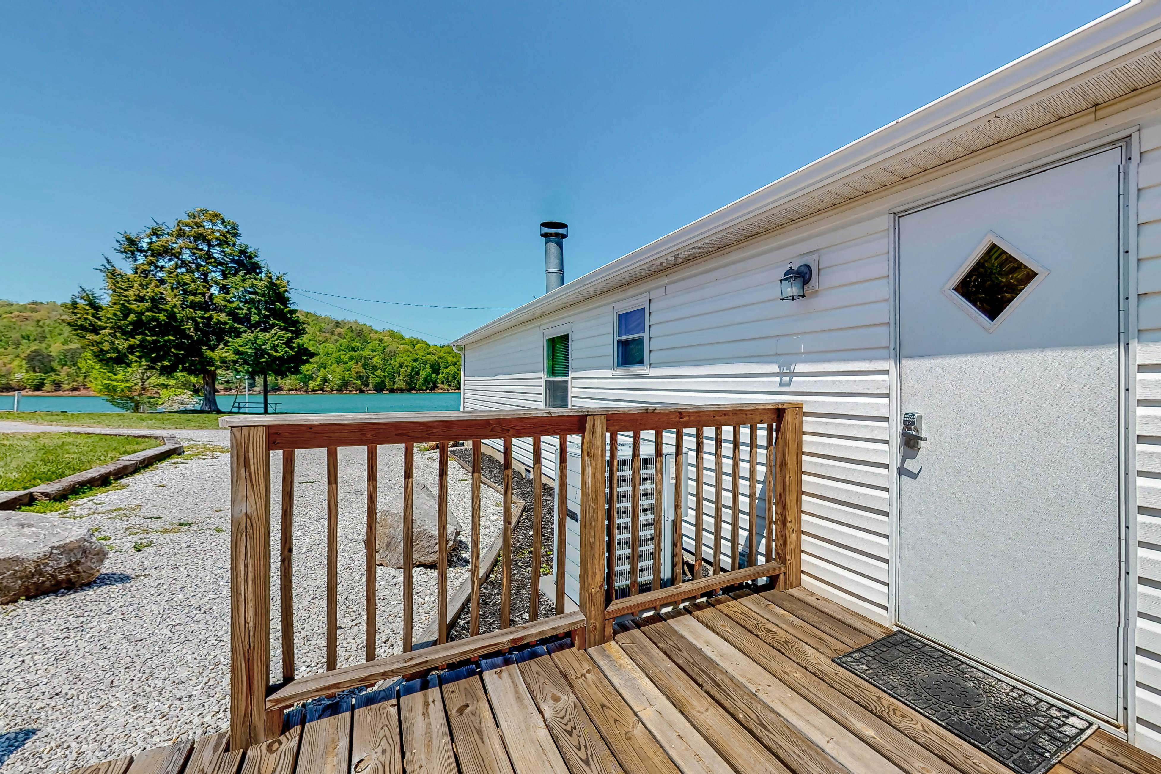 Riverfront Stay, Sleeps 6・Deck・Firepit・Water View