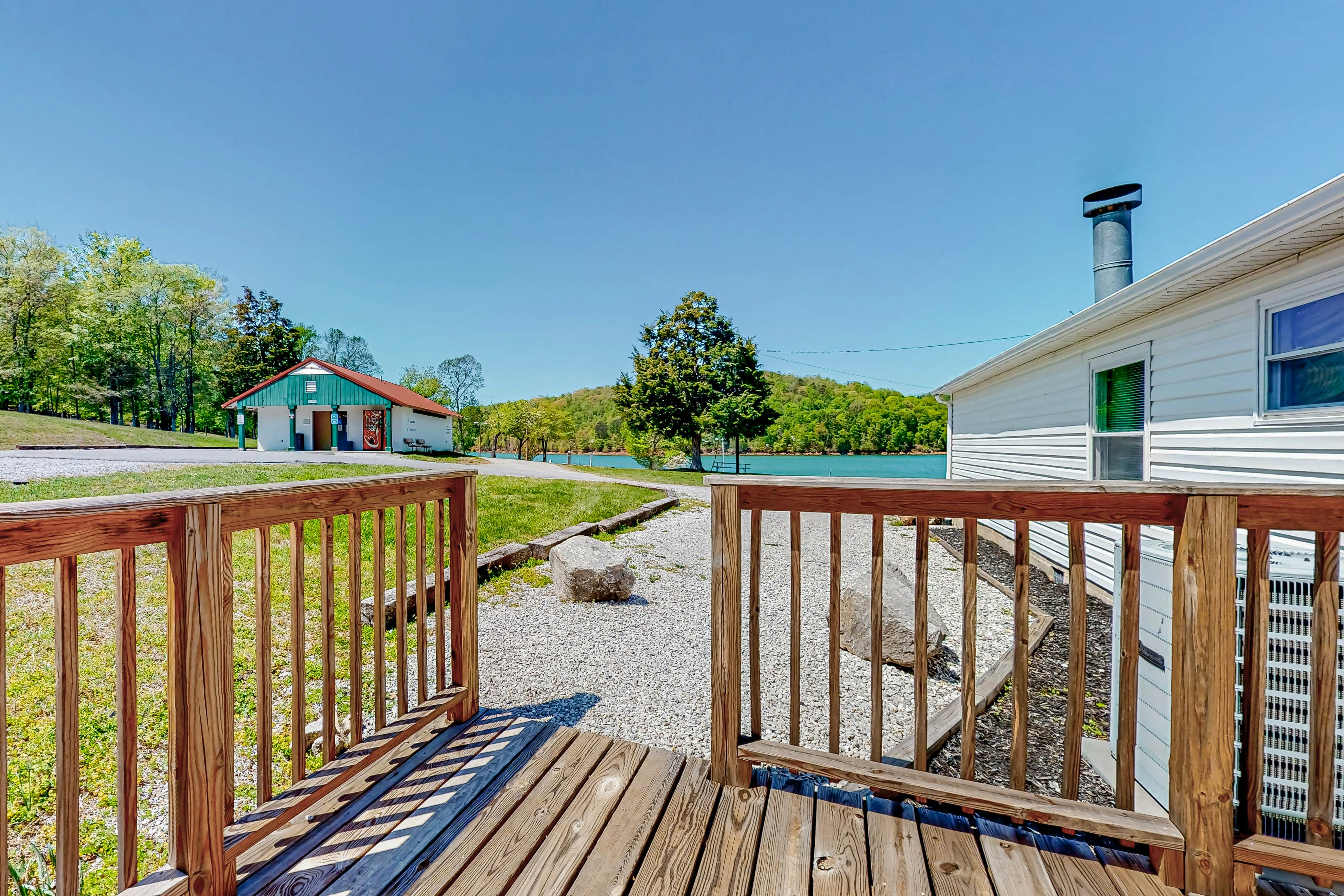 Riverfront Stay, Sleeps 6・Deck・Firepit・Water View