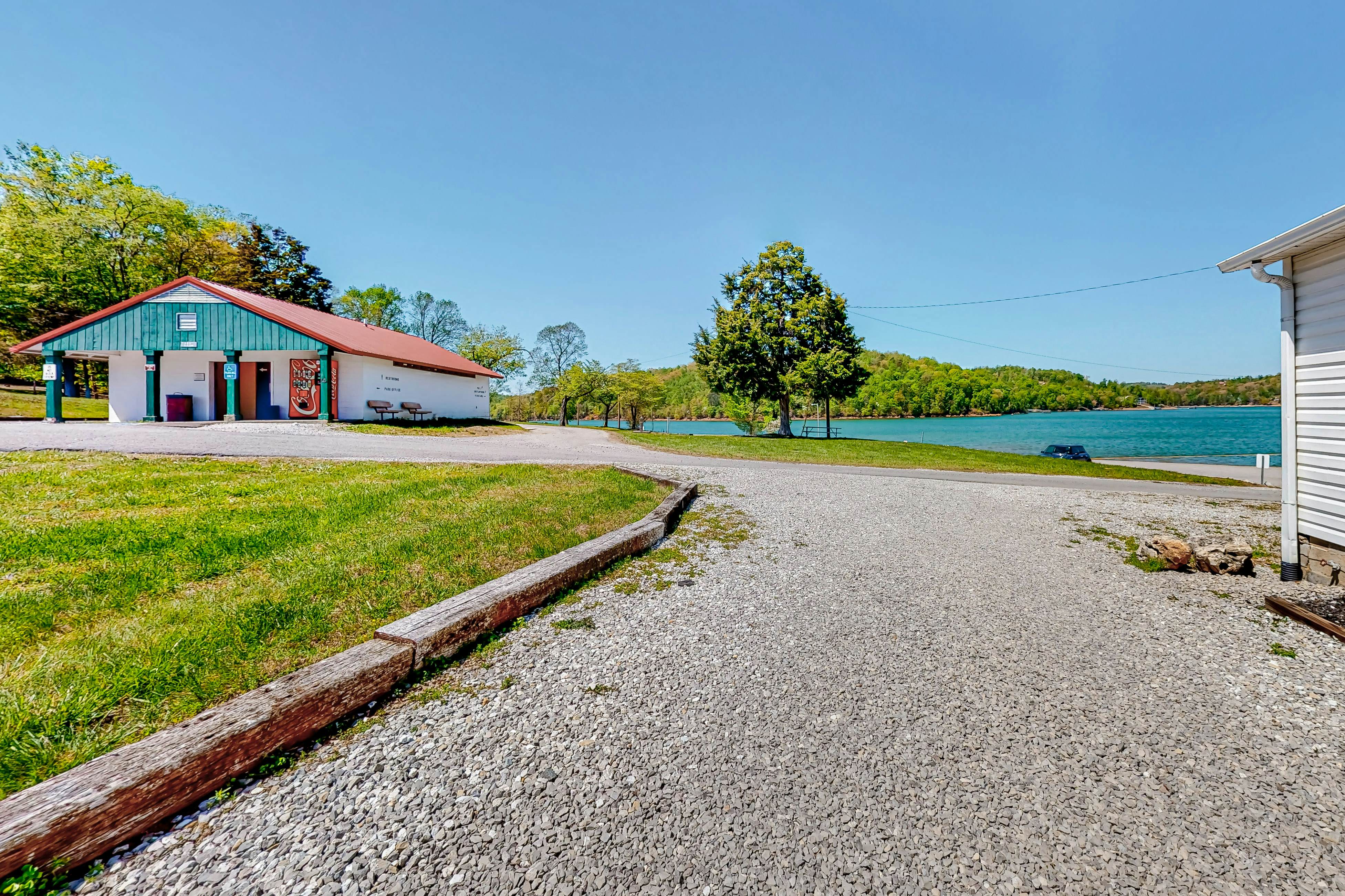 Riverfront Stay, Sleeps 6・Deck・Firepit・Water View