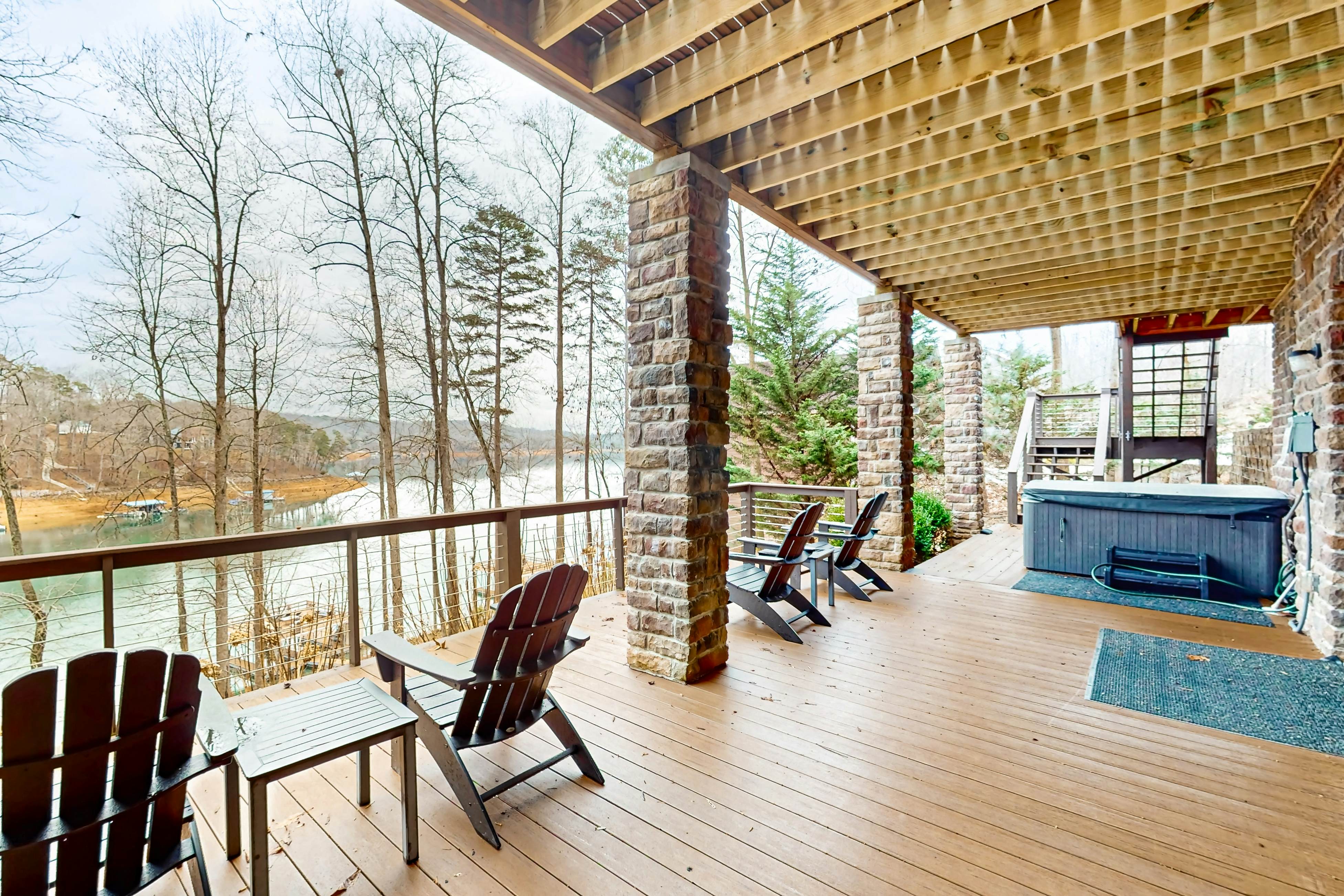 Relaxing Waterfront Stay | Deck・Hot Tub・Fireplace
