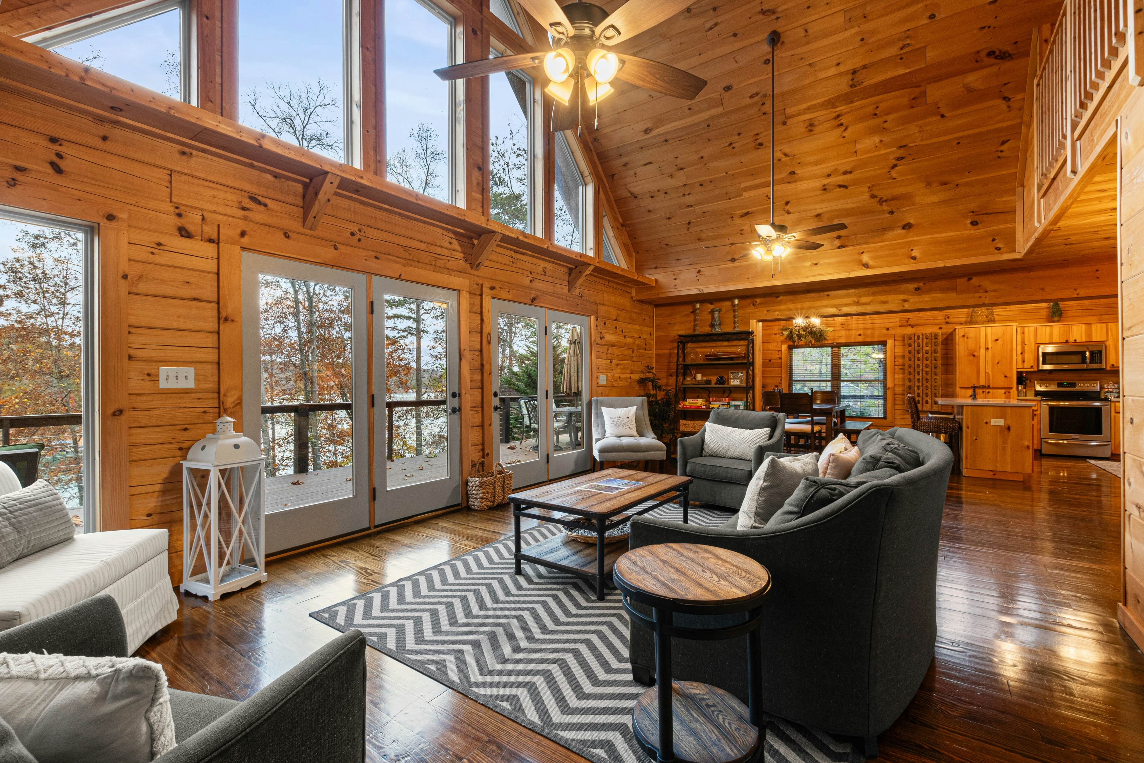 Relaxing Waterfront Stay | Deck・Hot Tub・Fireplace