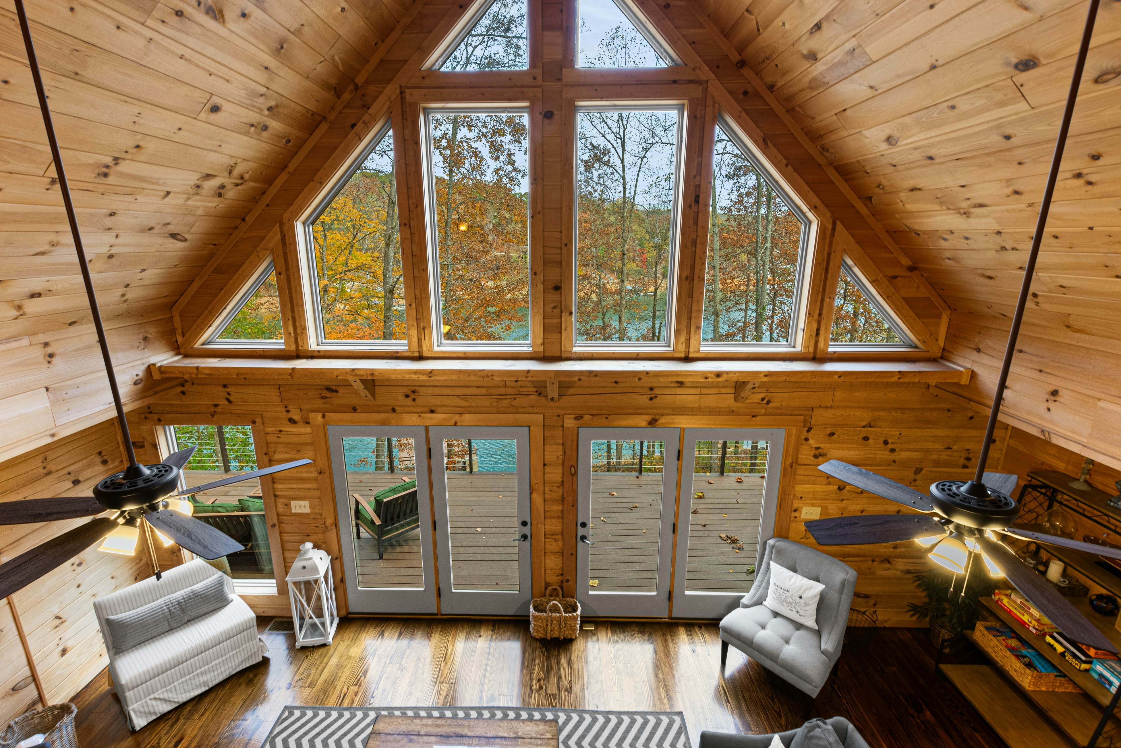 Relaxing Waterfront Stay | Deck・Hot Tub・Fireplace