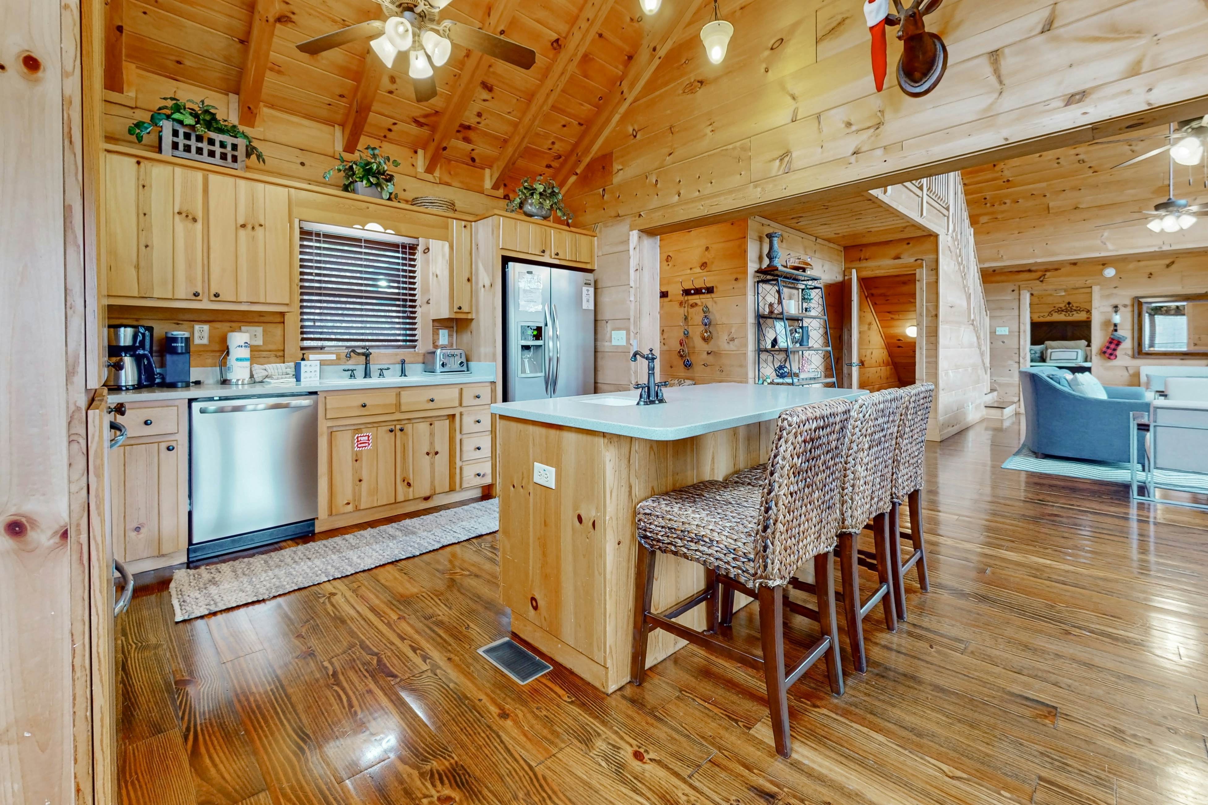 Relaxing Waterfront Stay | Deck・Hot Tub・Fireplace