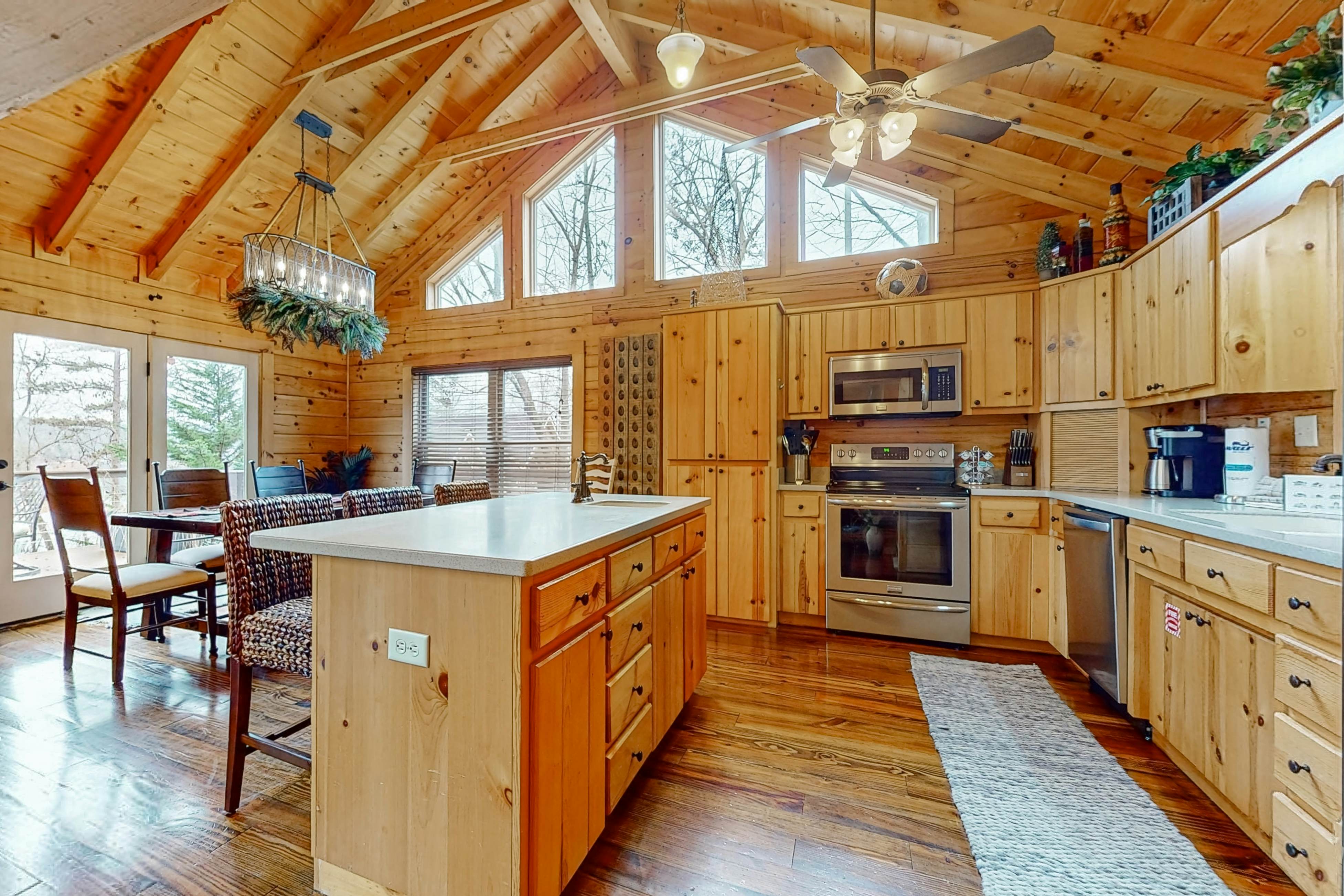 Relaxing Waterfront Stay | Deck・Hot Tub・Fireplace