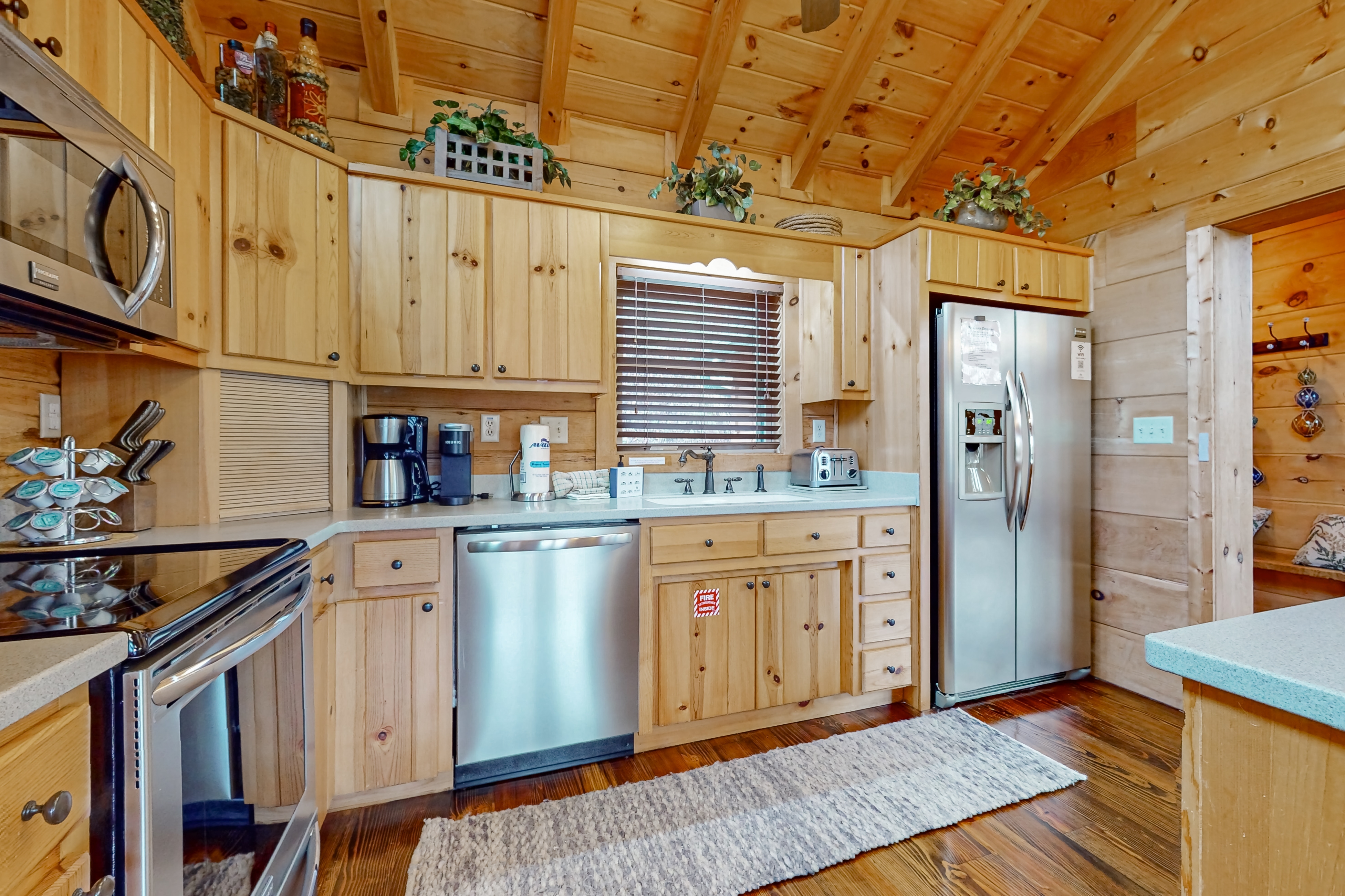 Relaxing Waterfront Stay, Sleeps 16・Deck・Hot Tub