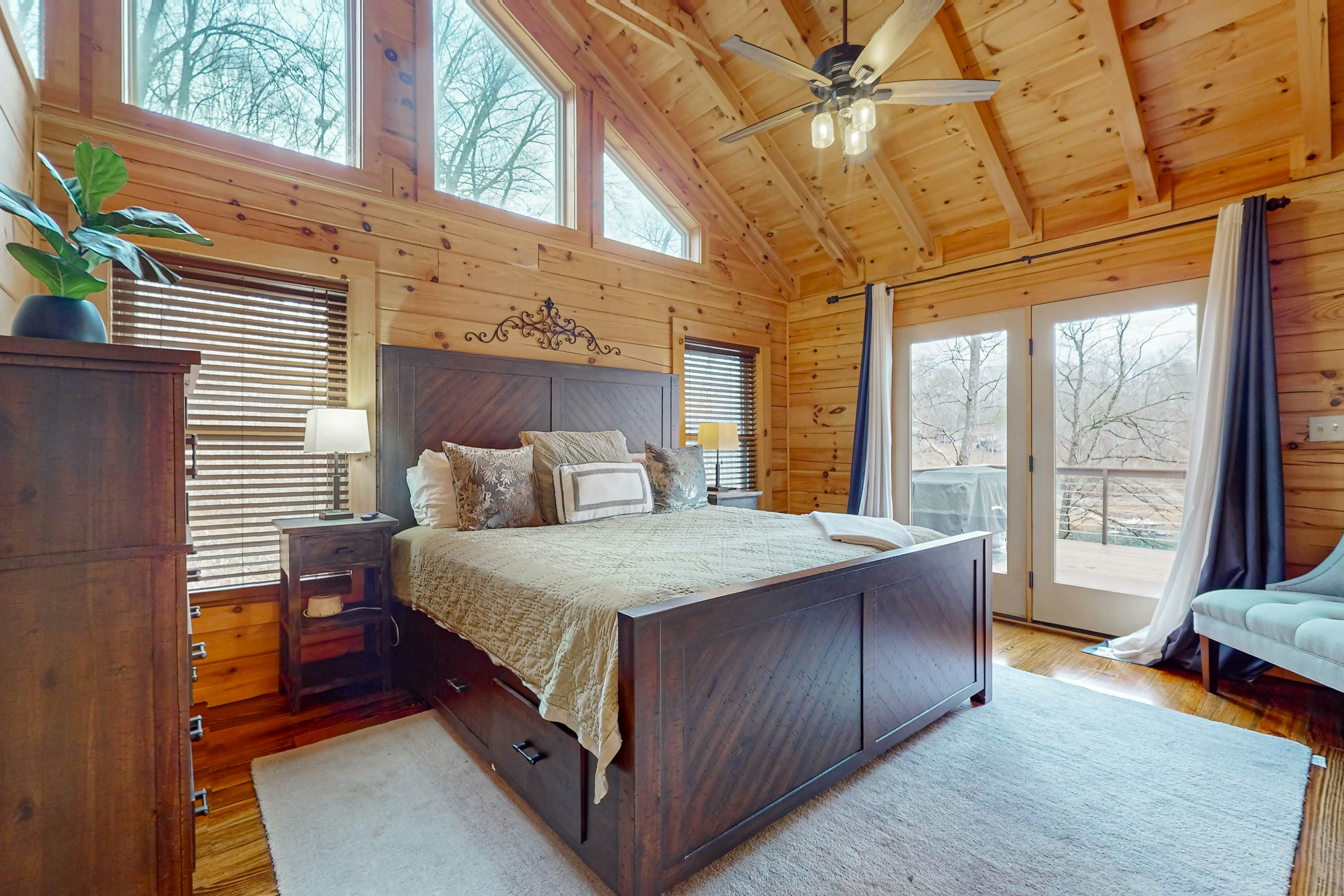 Relaxing Waterfront Stay | Deck・Hot Tub・Fireplace