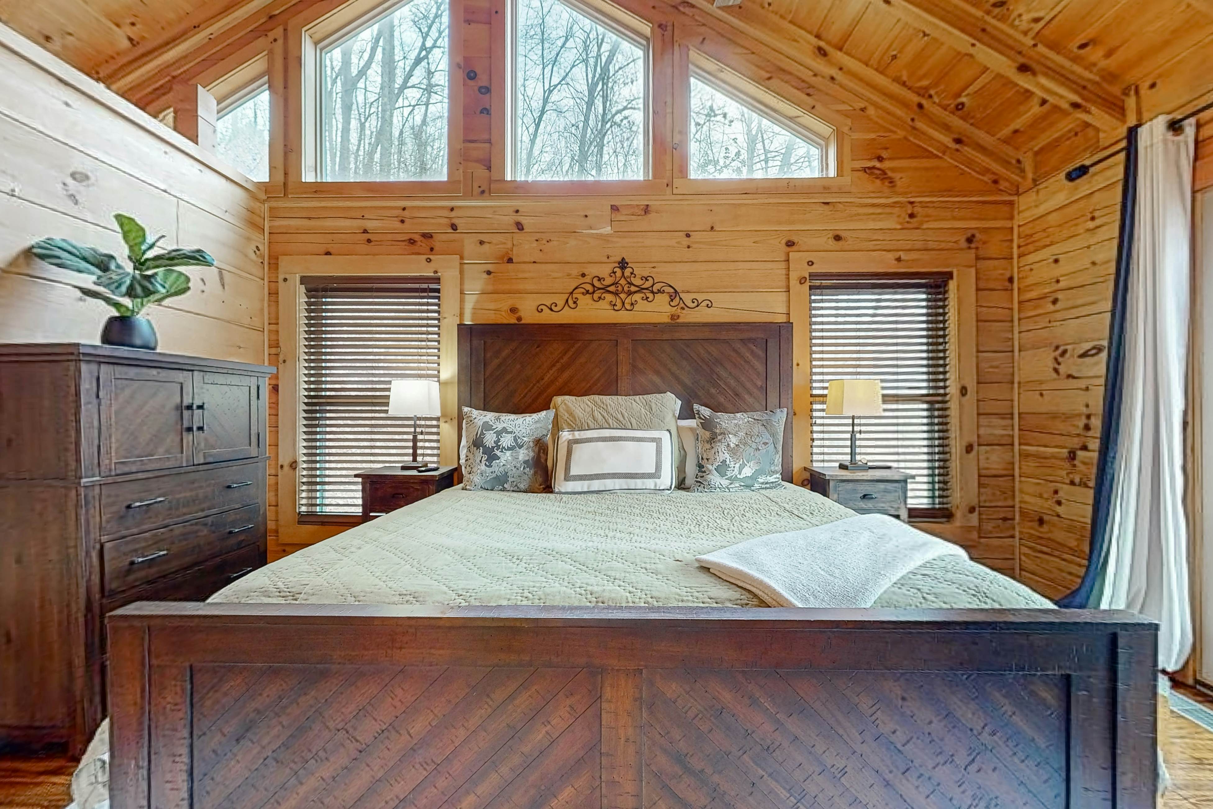 Relaxing Waterfront Stay | Deck・Hot Tub・Fireplace