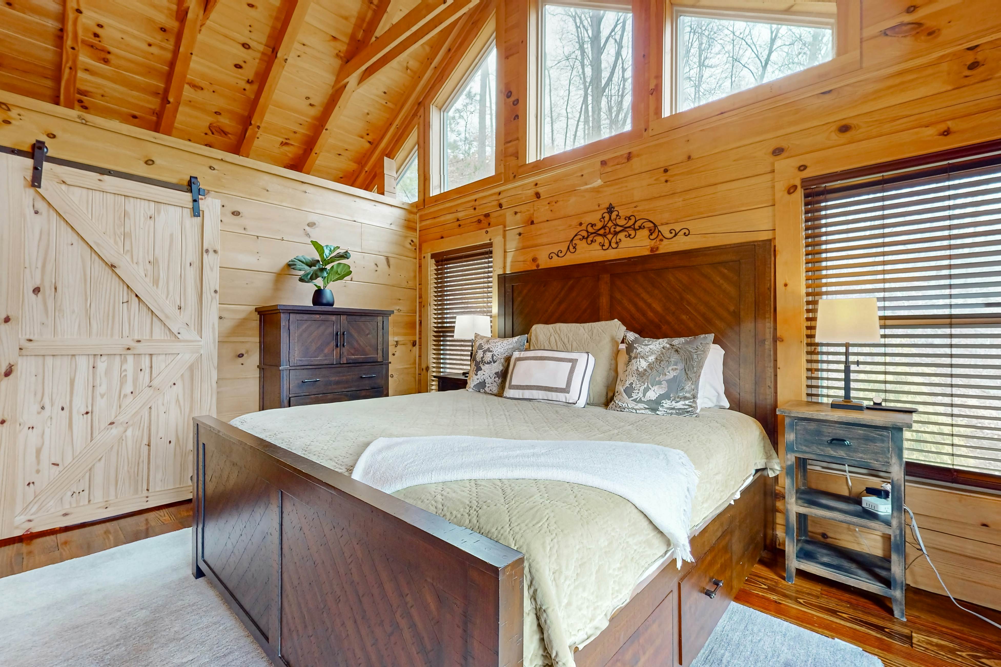 Relaxing Waterfront Stay | Deck・Hot Tub・Fireplace