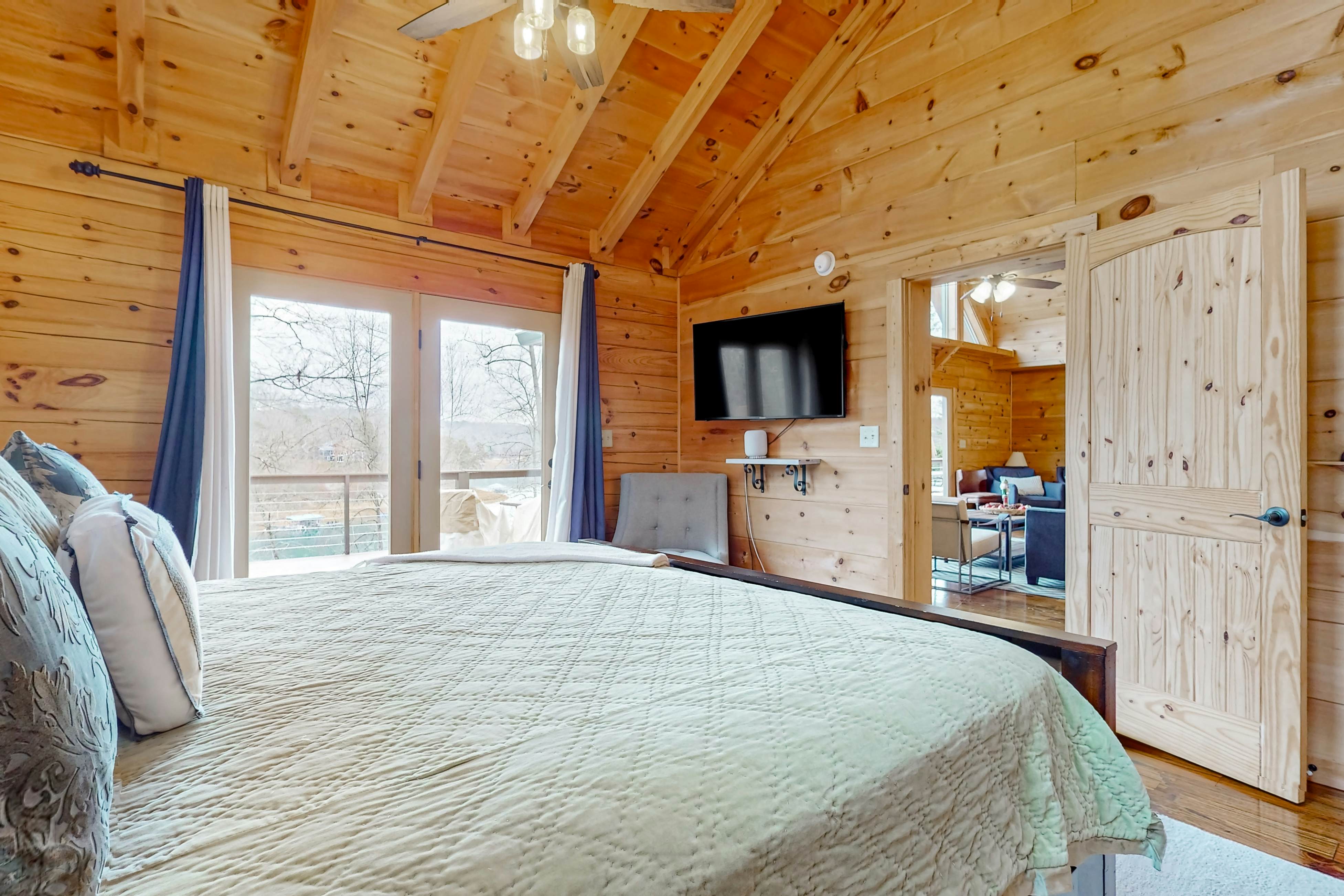 Relaxing Waterfront Stay | Deck・Hot Tub・Fireplace