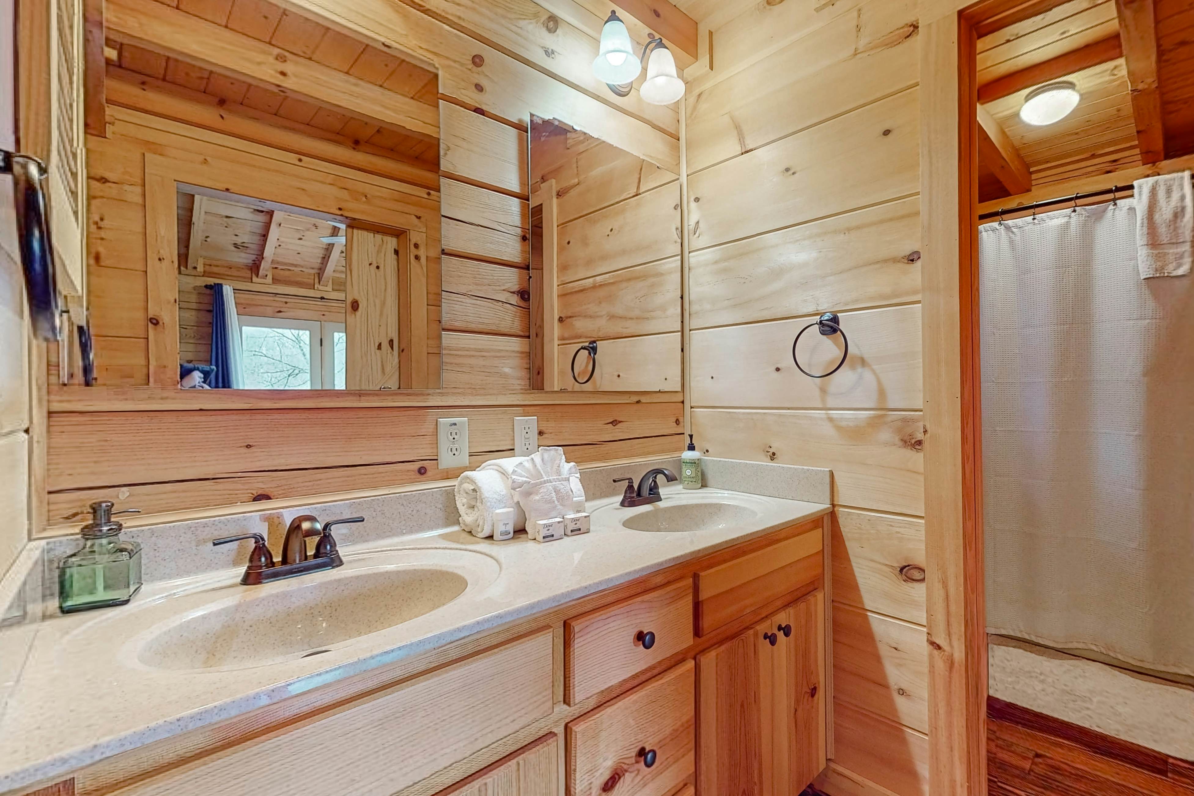 Relaxing Waterfront Stay | Deck・Hot Tub・Fireplace