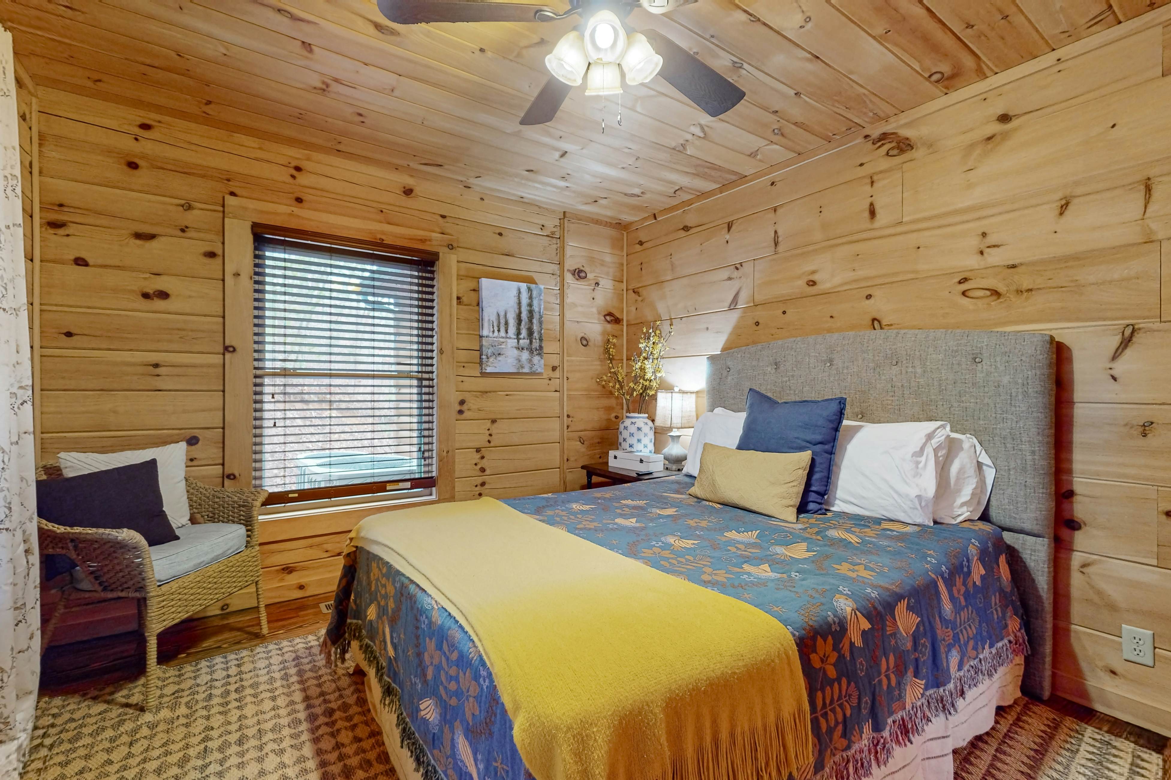 Relaxing Waterfront Stay | Deck・Hot Tub・Fireplace