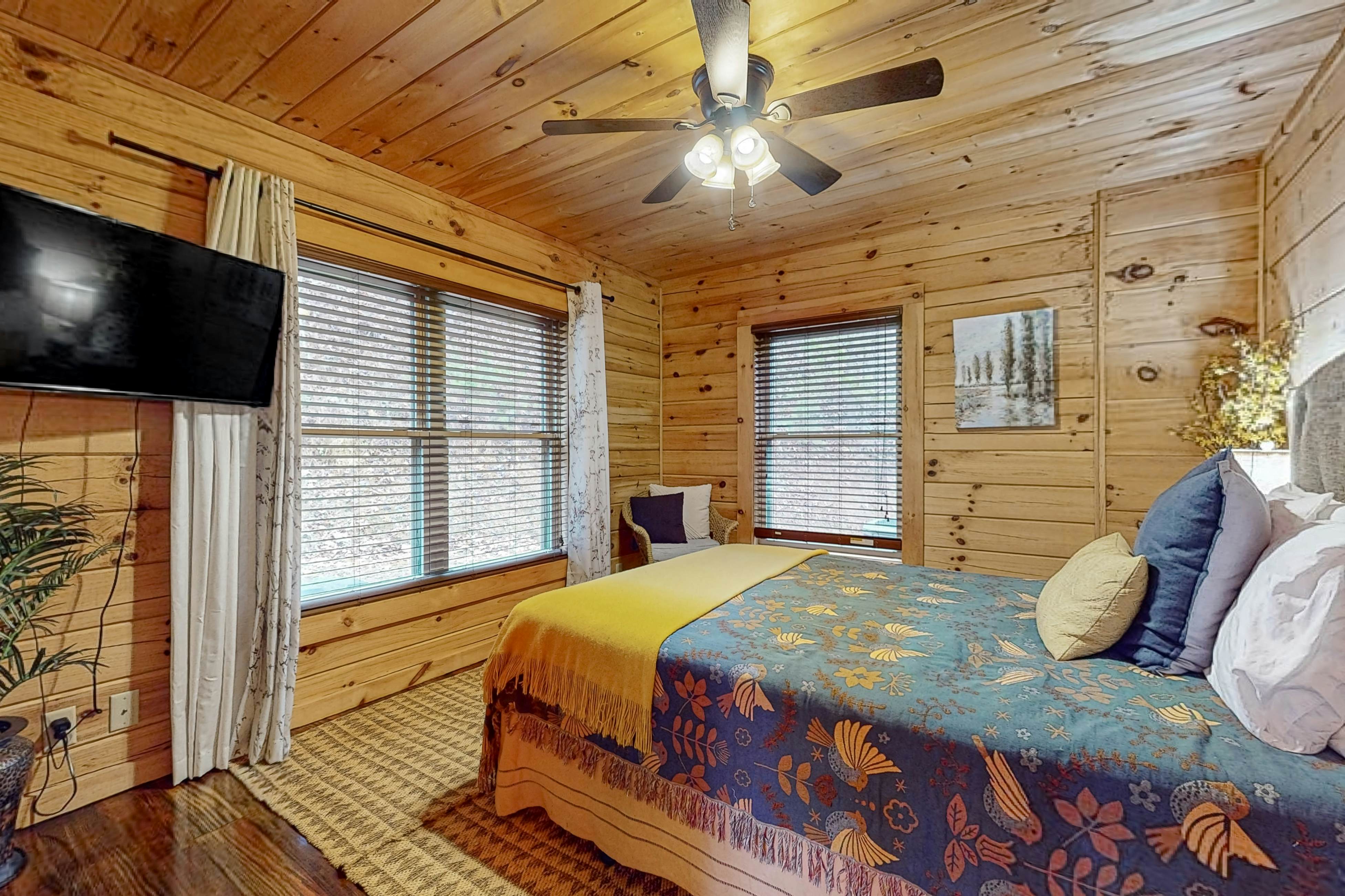 Relaxing Waterfront Stay | Deck・Hot Tub・Fireplace