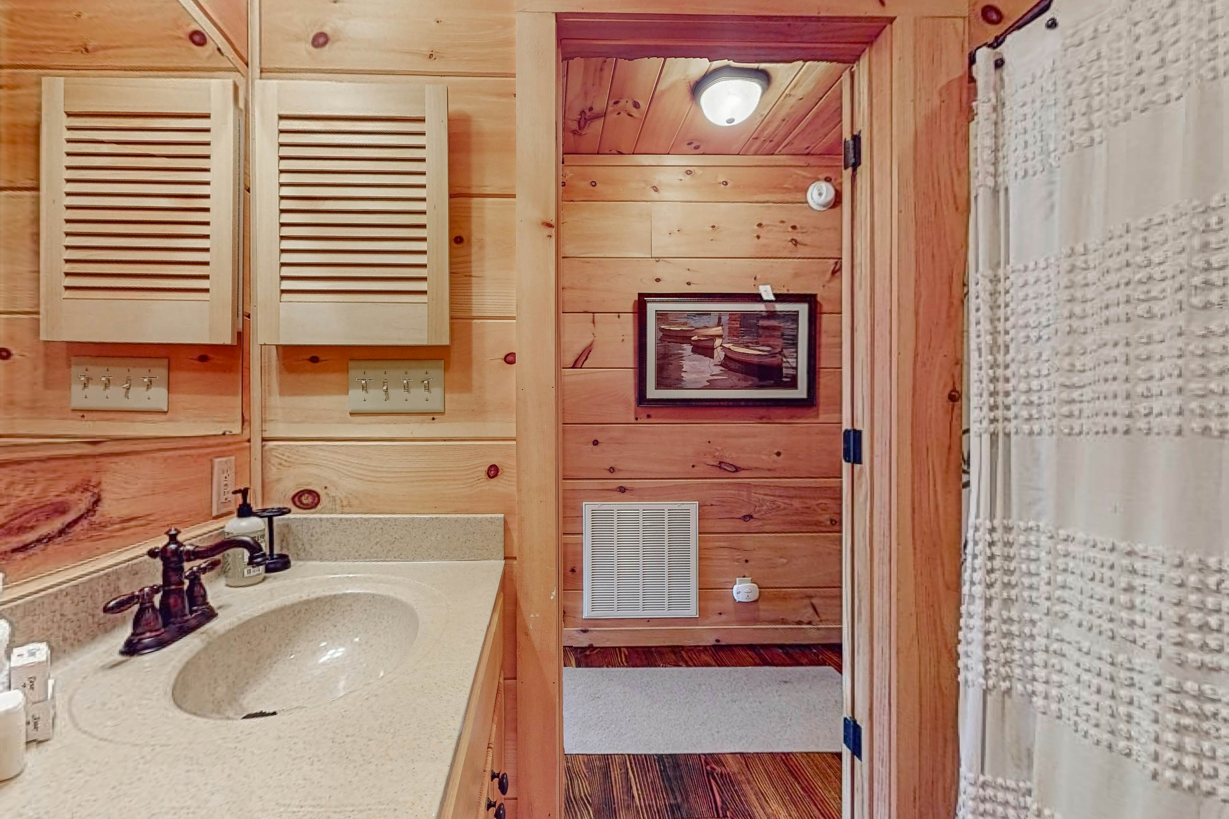 Relaxing Waterfront Stay | Deck・Hot Tub・Fireplace