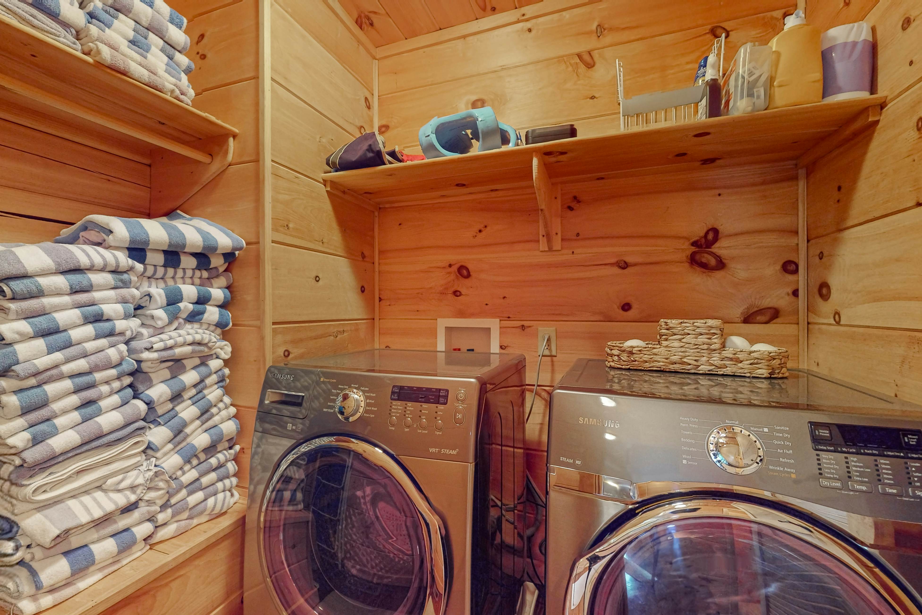 Relaxing Waterfront Stay | Deck・Hot Tub・Fireplace