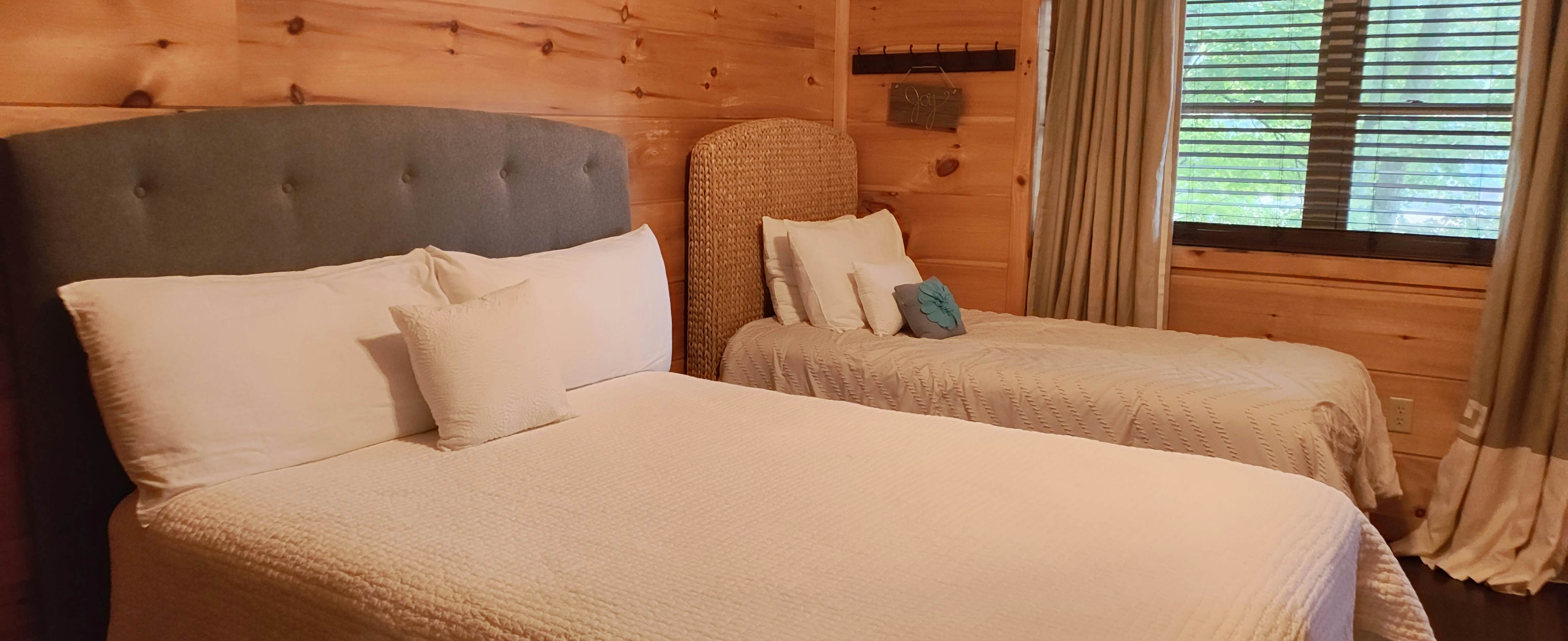 Relaxing Waterfront Stay | Deck・Hot Tub・Fireplace