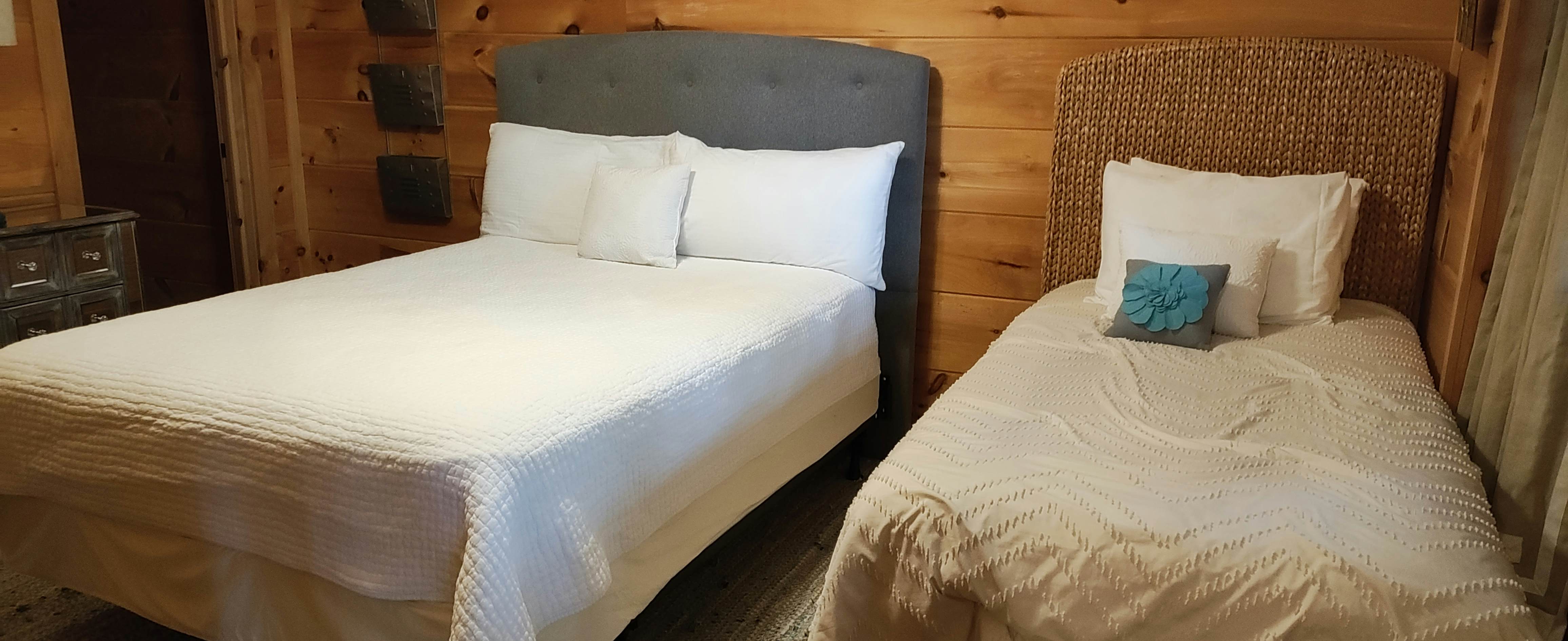 Relaxing Waterfront Stay | Deck・Hot Tub・Fireplace