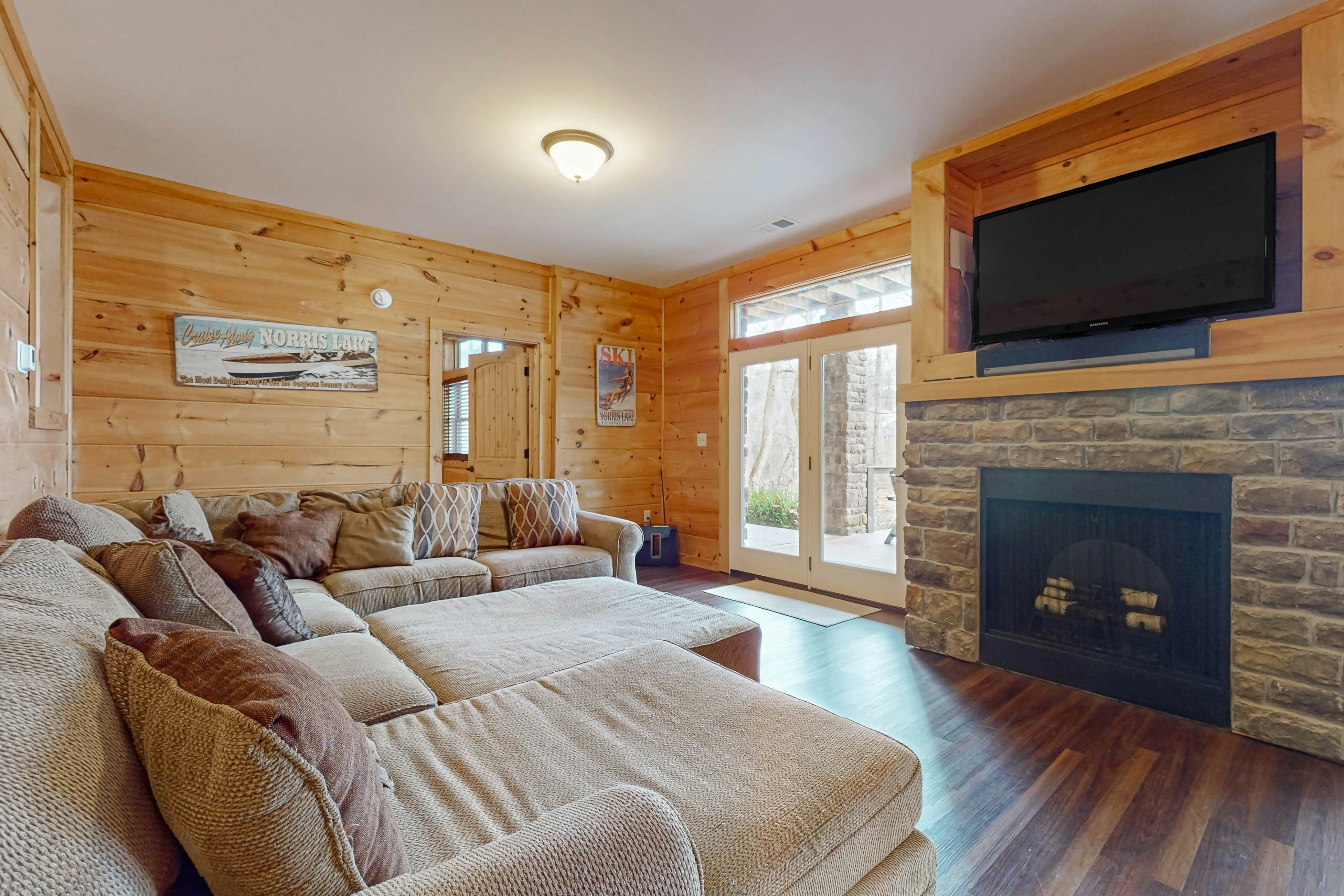 Relaxing Waterfront Stay | Deck・Hot Tub・Fireplace