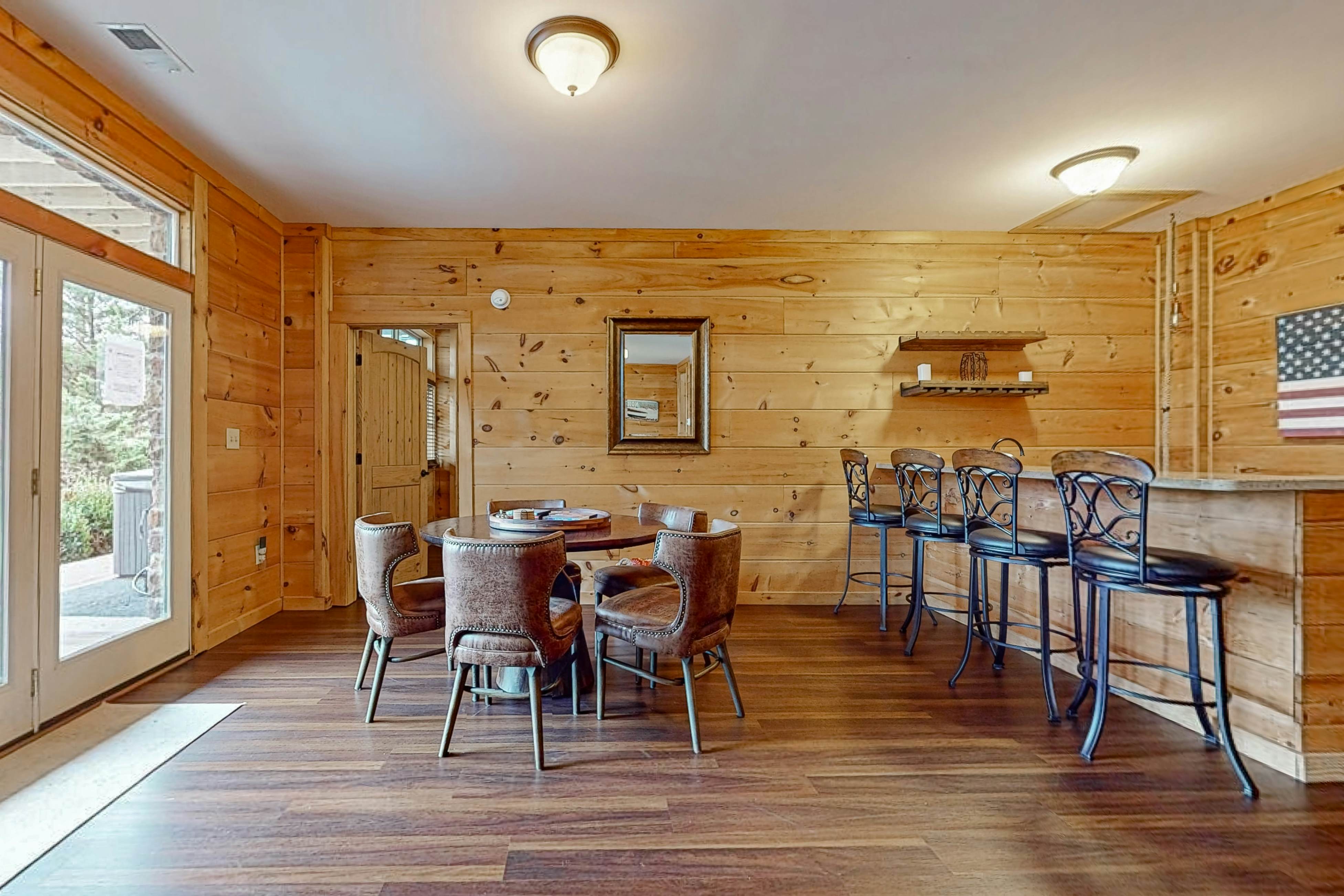 Relaxing Waterfront Stay | Deck・Hot Tub・Fireplace