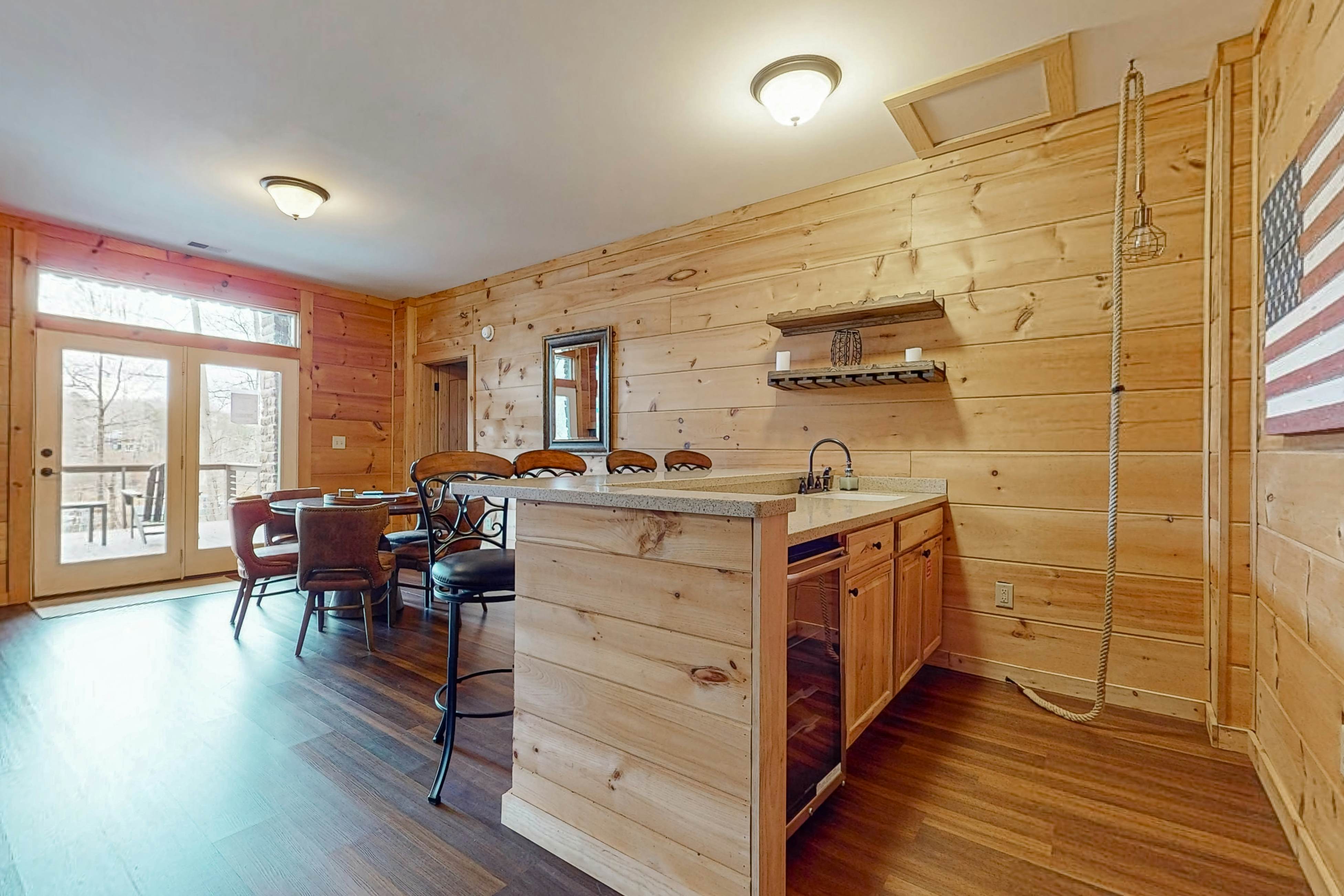 Relaxing Waterfront Stay | Deck・Hot Tub・Fireplace