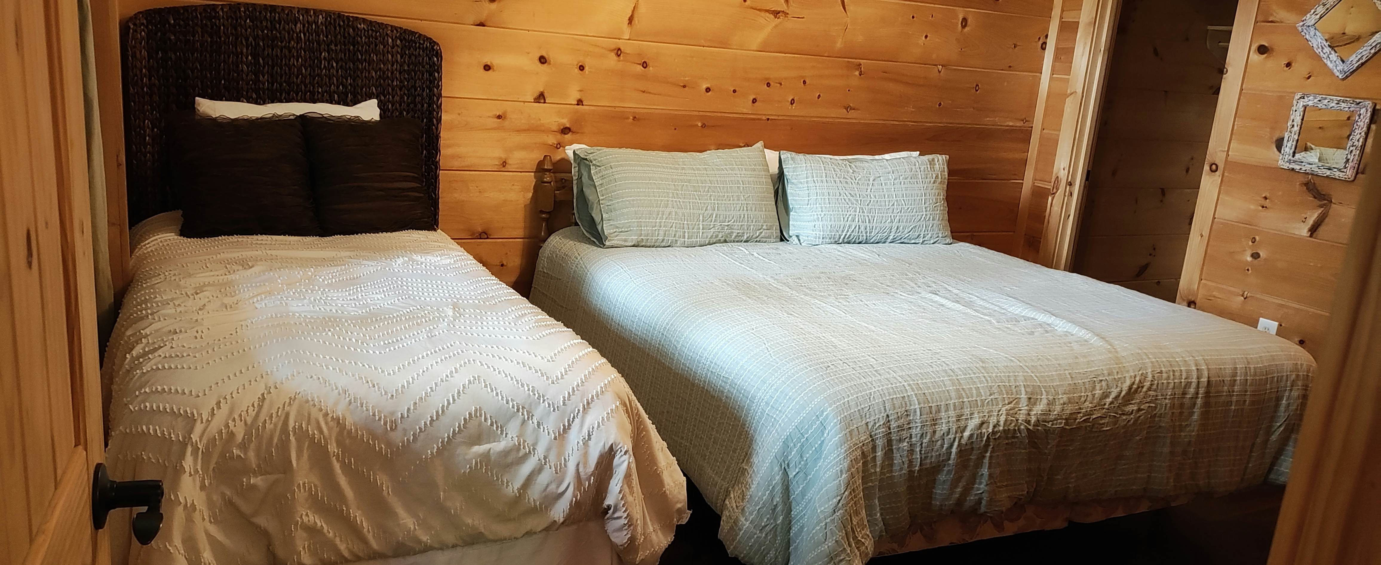 Relaxing Waterfront Stay | Deck・Hot Tub・Fireplace