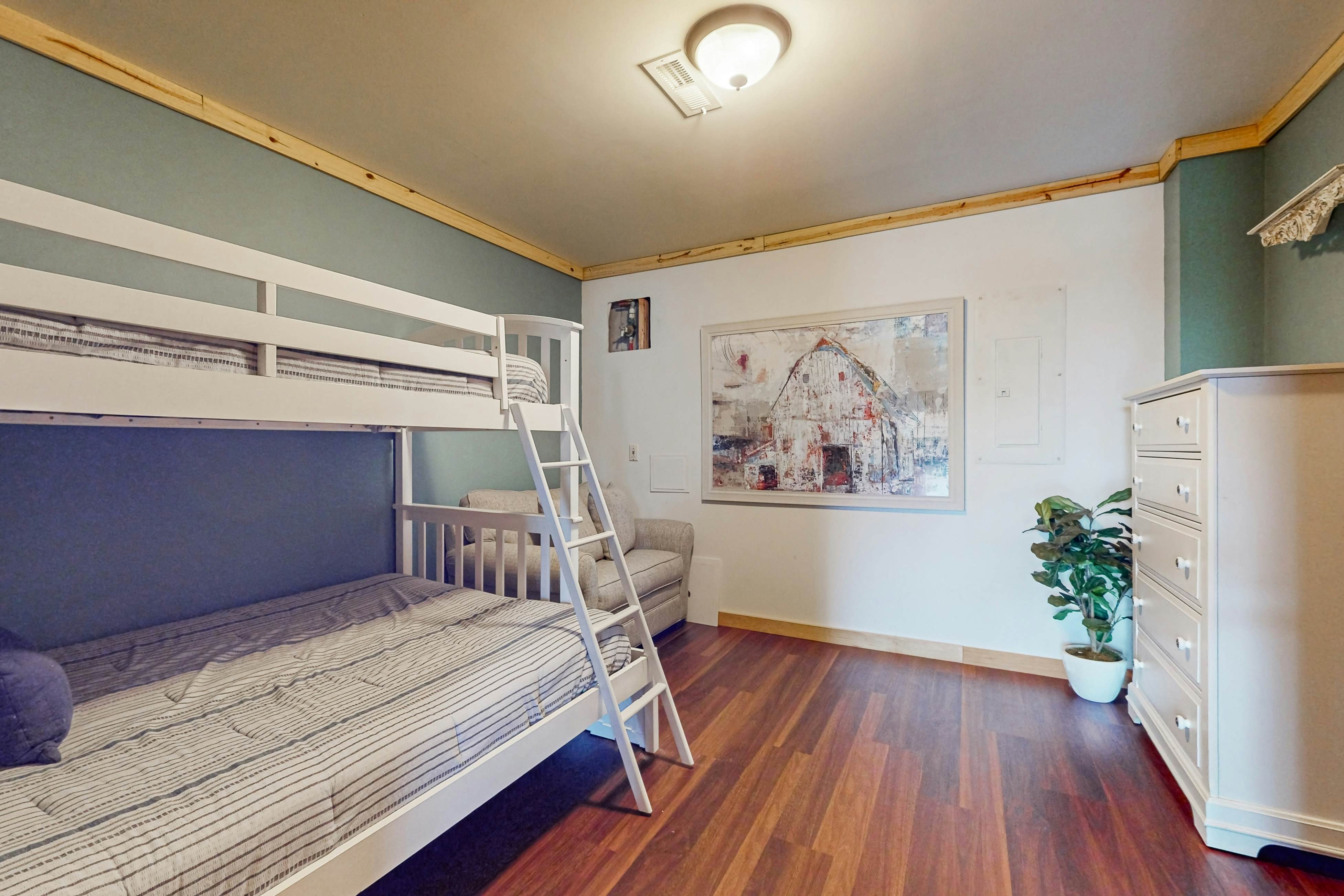 Relaxing Waterfront Stay | Deck・Hot Tub・Fireplace