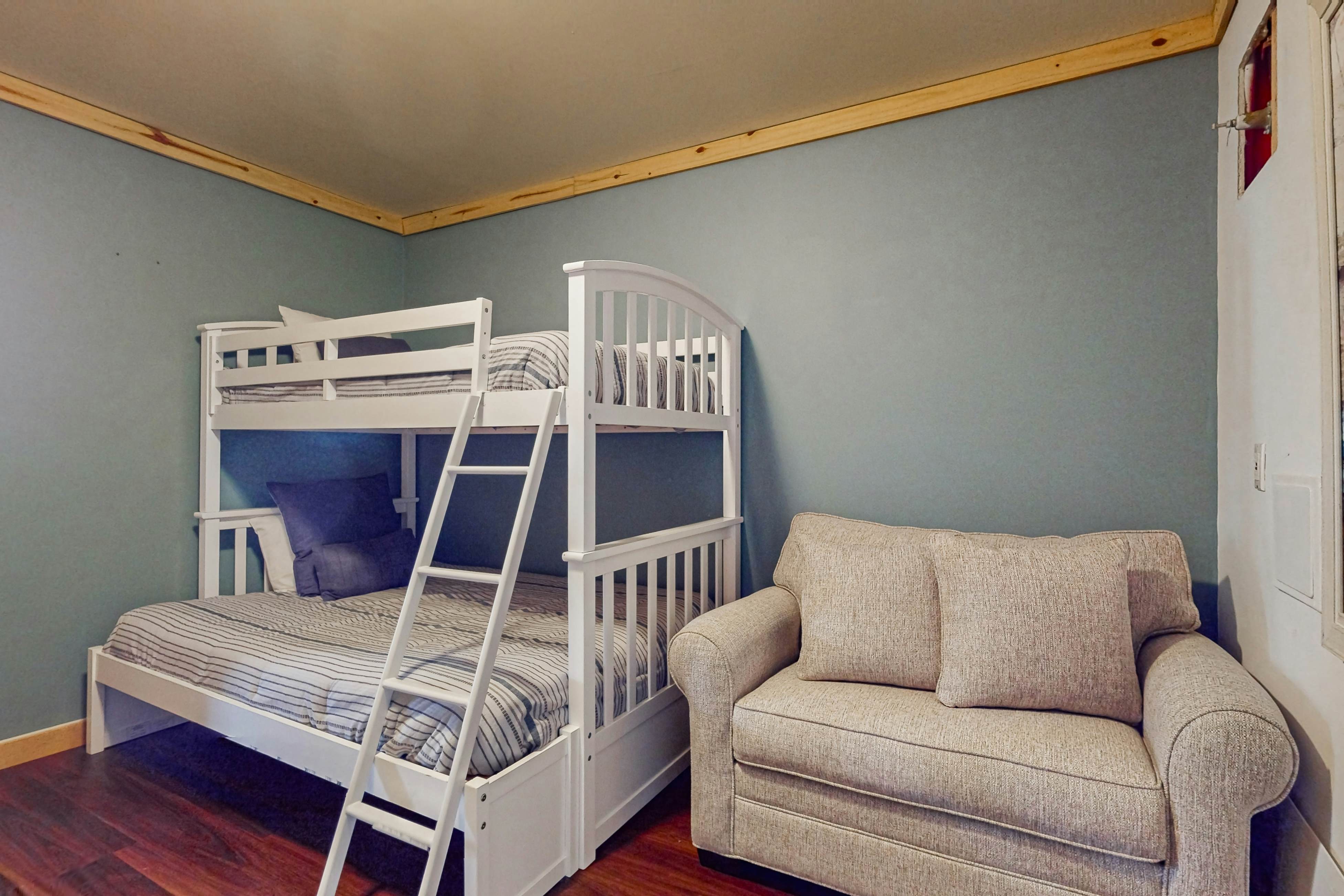 Relaxing Waterfront Stay | Deck・Hot Tub・Fireplace