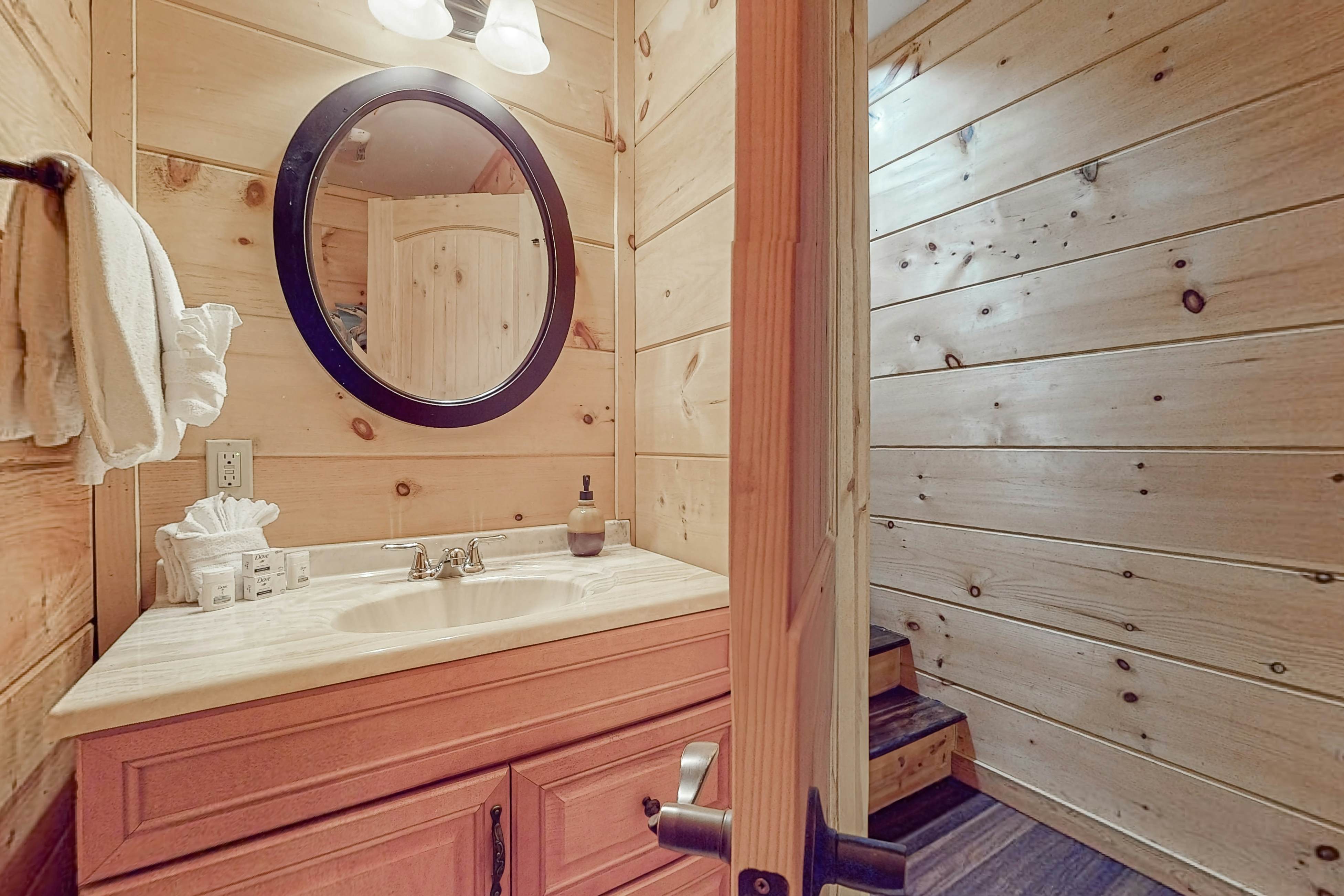 Relaxing Waterfront Stay | Deck・Hot Tub・Fireplace