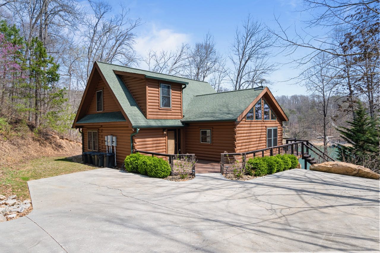 Relaxing Waterfront Stay | Deck・Hot Tub・Fireplace
