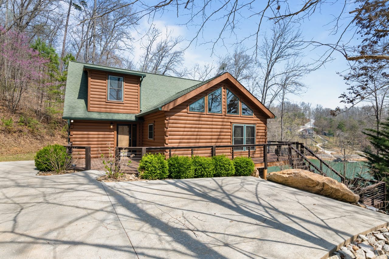 Relaxing Waterfront Stay | Deck・Hot Tub・Fireplace