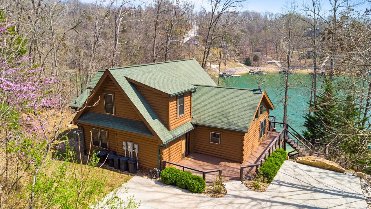 Relaxing Waterfront Stay | Deck・Hot Tub・Fireplace