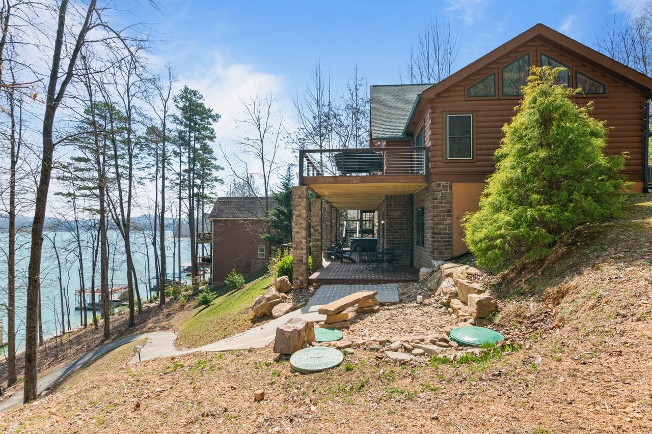 Relaxing Waterfront Stay | Deck・Hot Tub・Fireplace