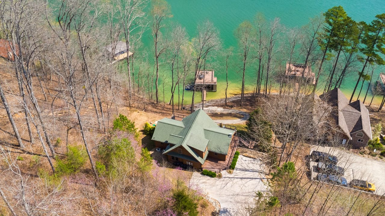 Relaxing Waterfront Stay | Deck・Hot Tub・Fireplace