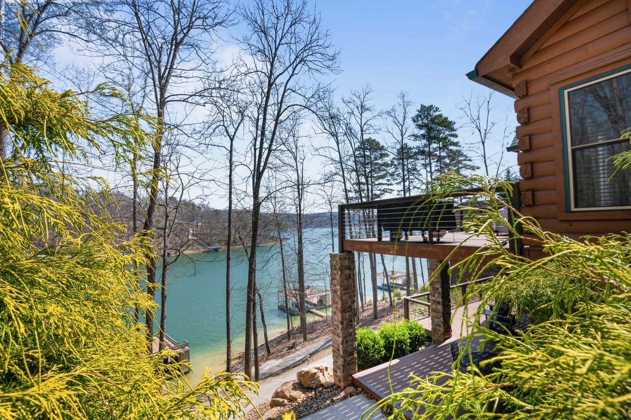 Relaxing Waterfront Stay | Deck・Hot Tub・Fireplace