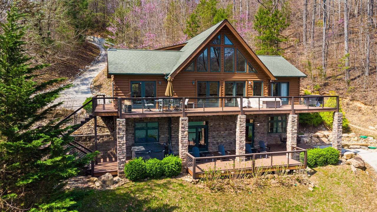 Relaxing Waterfront Stay, Sleeps 16・Deck・Hot Tub