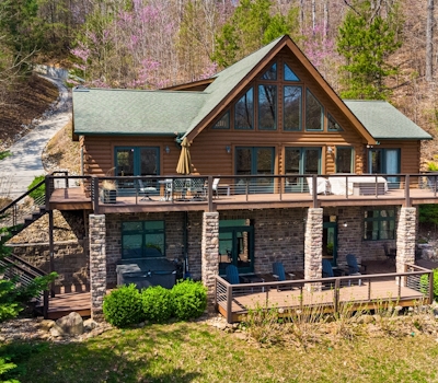 Relaxing Waterfront Stay, Sleeps 16・Deck・Hot Tub