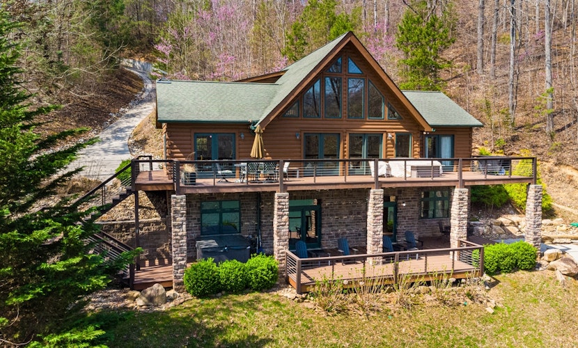 Relaxing Waterfront Stay, Sleeps 16・Deck・Hot Tub