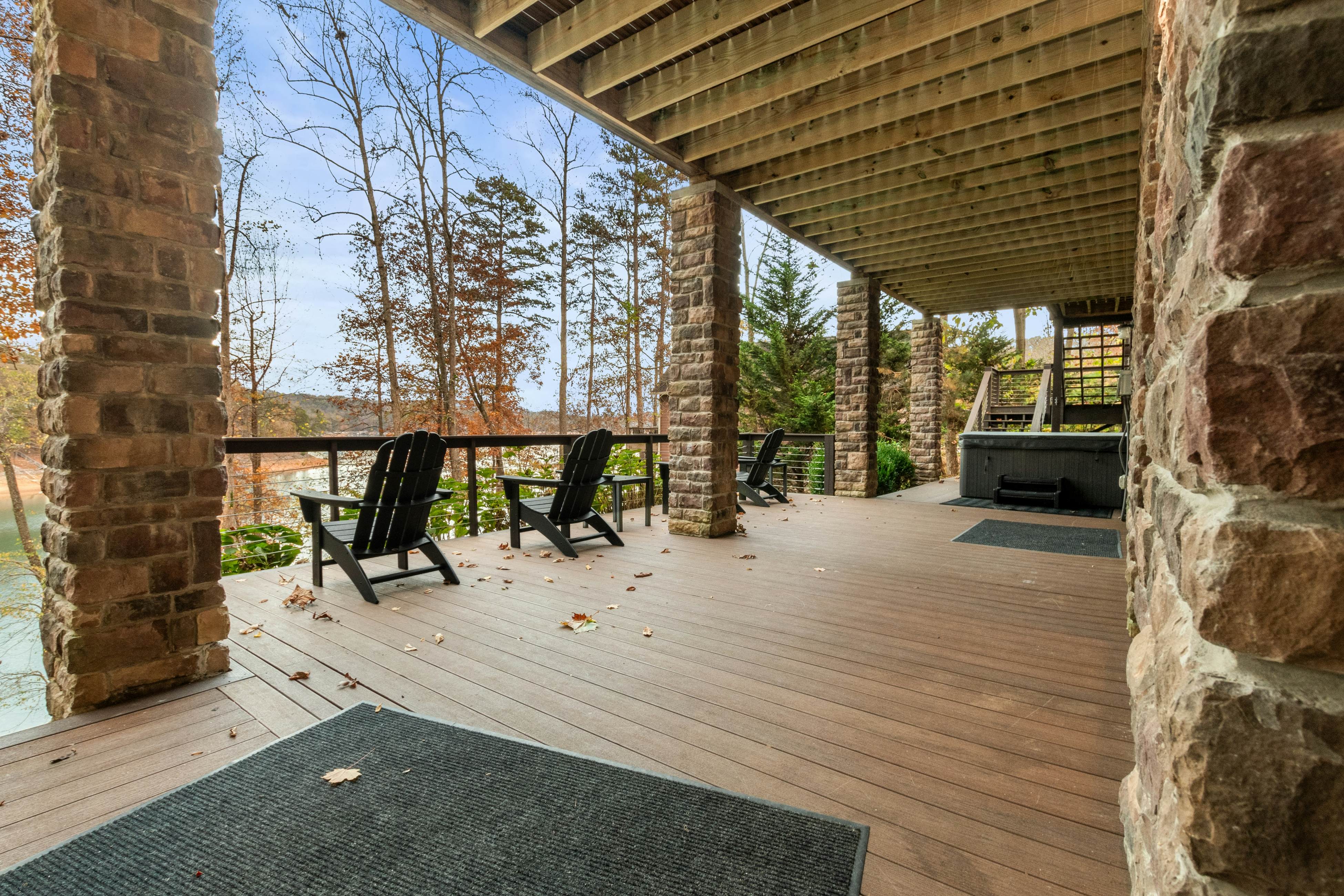 Relaxing Waterfront Stay | Deck・Hot Tub・Fireplace