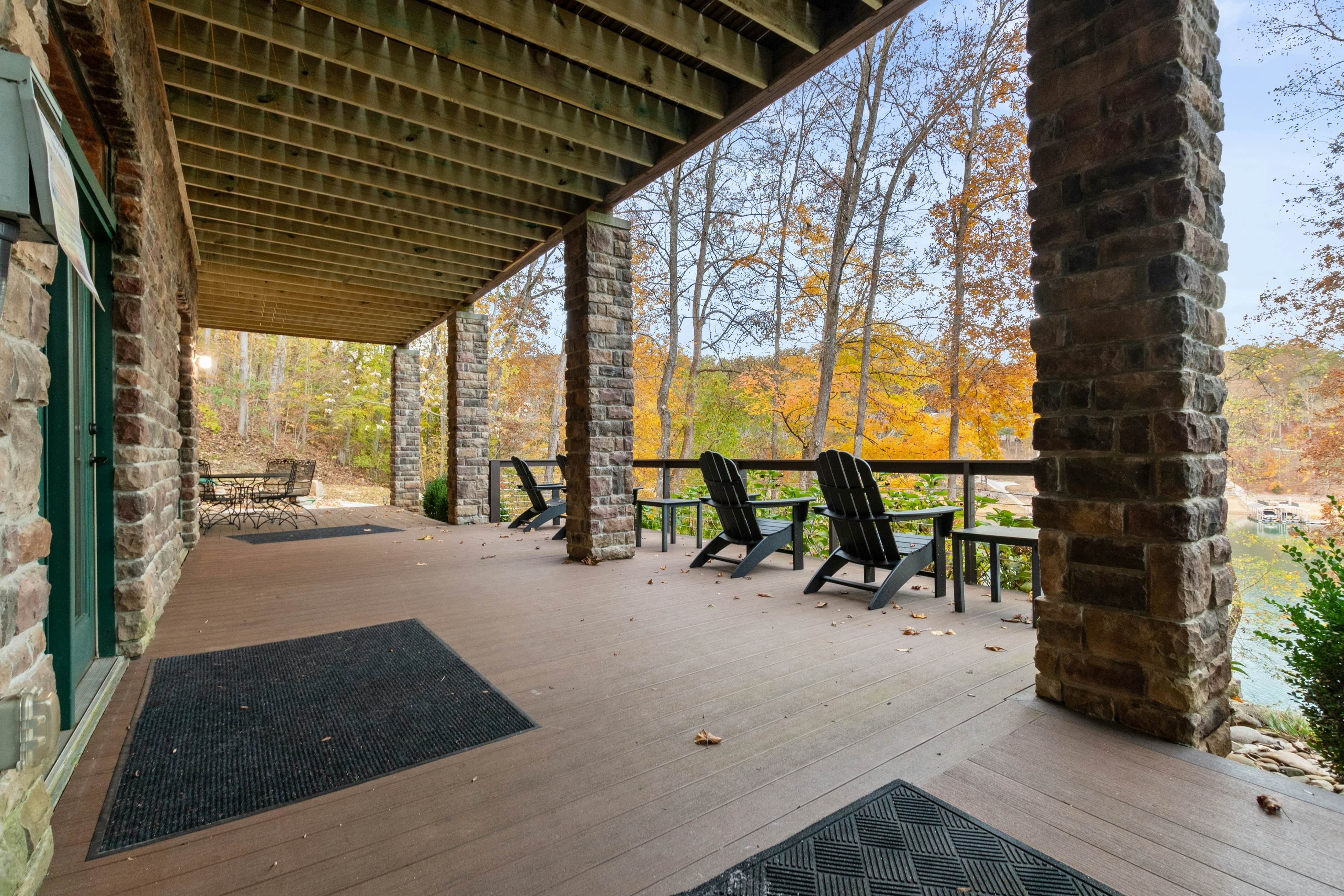 Relaxing Waterfront Stay | Deck・Hot Tub・Fireplace