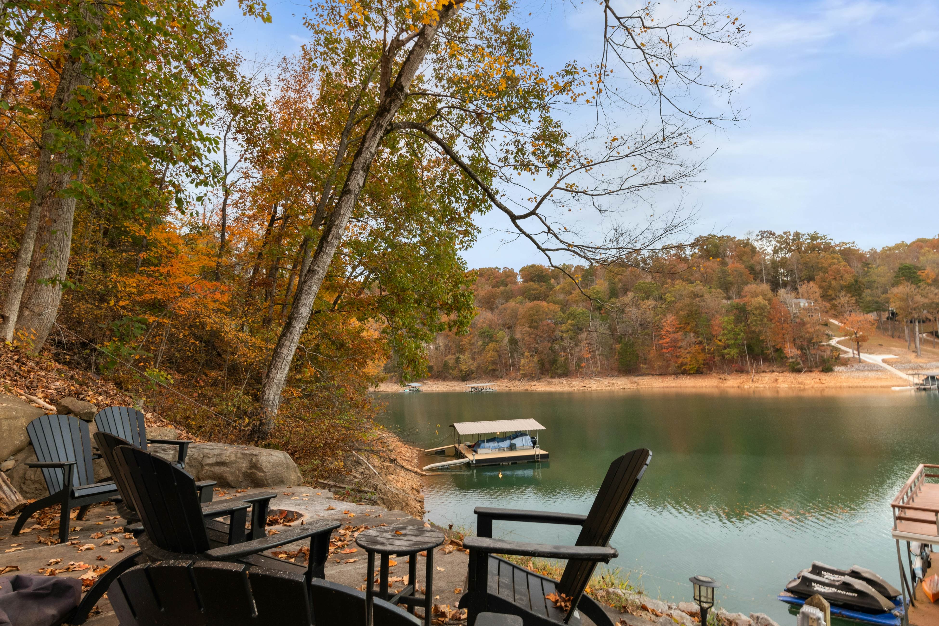 Relaxing Waterfront Stay | Deck・Hot Tub・Fireplace
