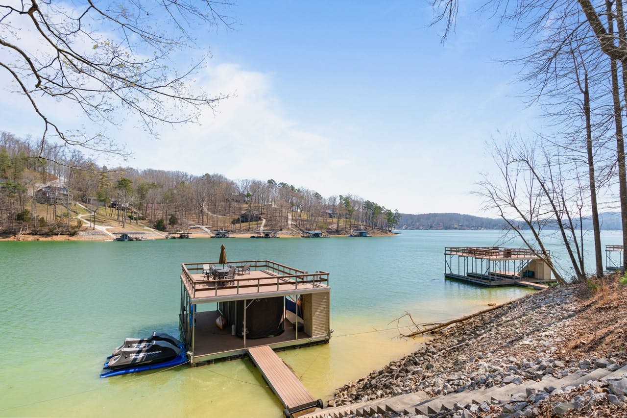 Relaxing Waterfront Stay | Deck・Hot Tub・Fireplace