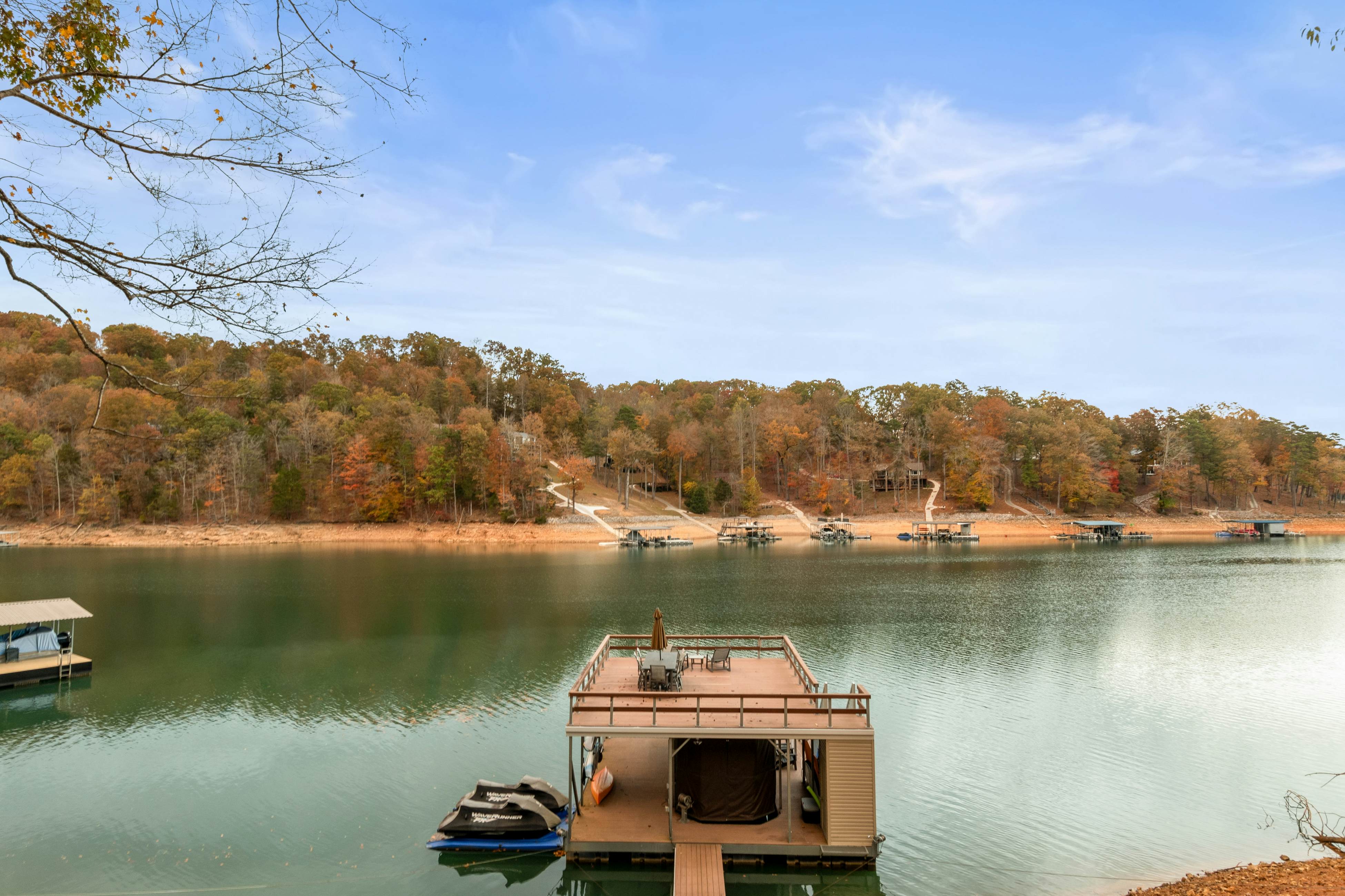 Relaxing Waterfront Stay | Deck・Hot Tub・Fireplace